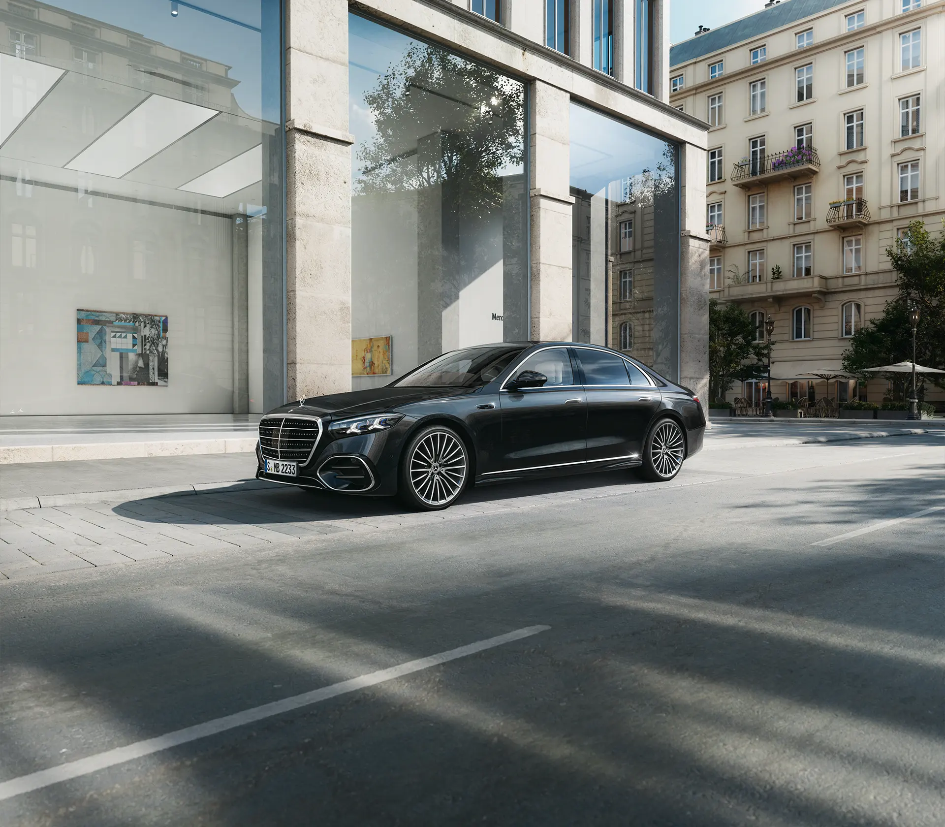 die neue S-Klasse in schwarz am Straßenrand geparkt mit Glasgebäuden im Hintergrund