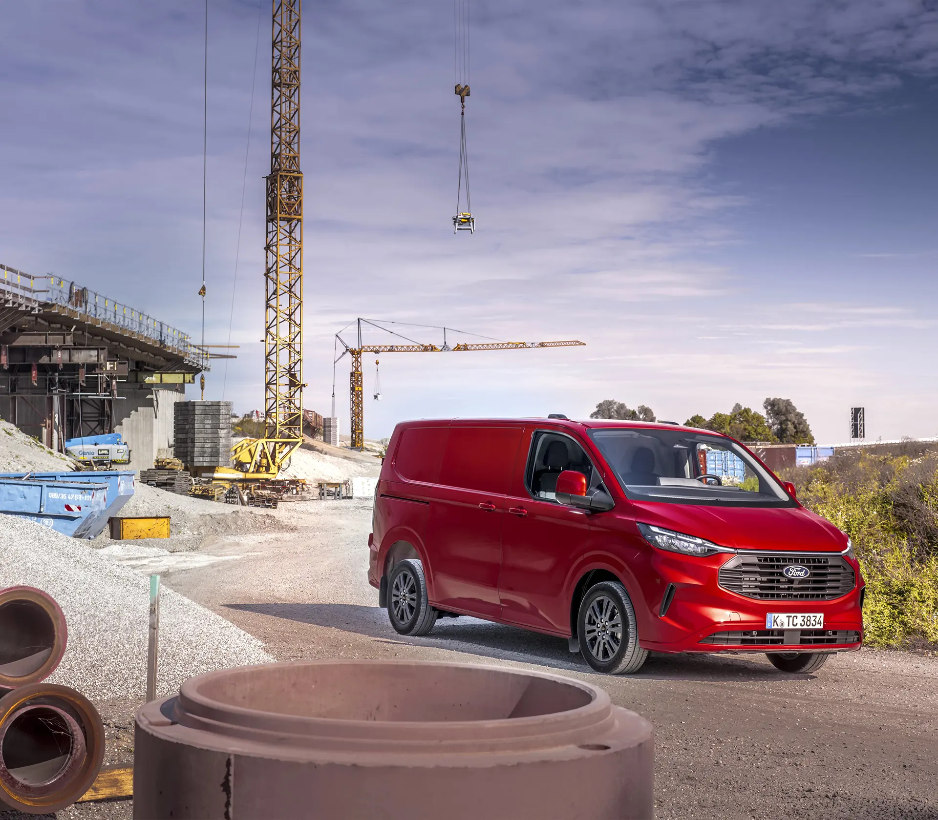 roter Transit-Custom auf einer Baustelle