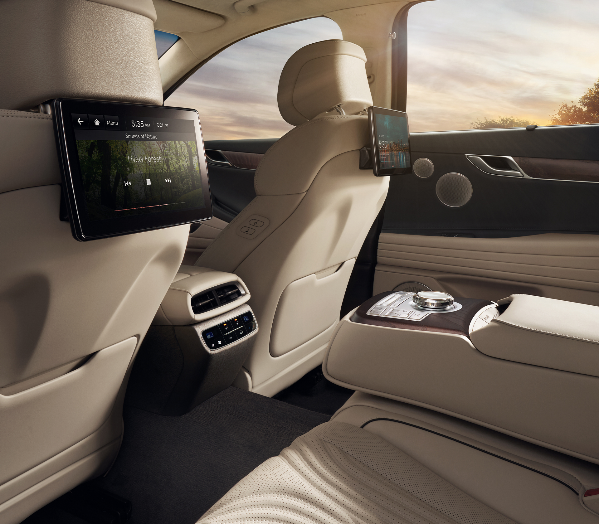 Genesis G80 Rücksitze in weiß mit einem Fernsehr davor
