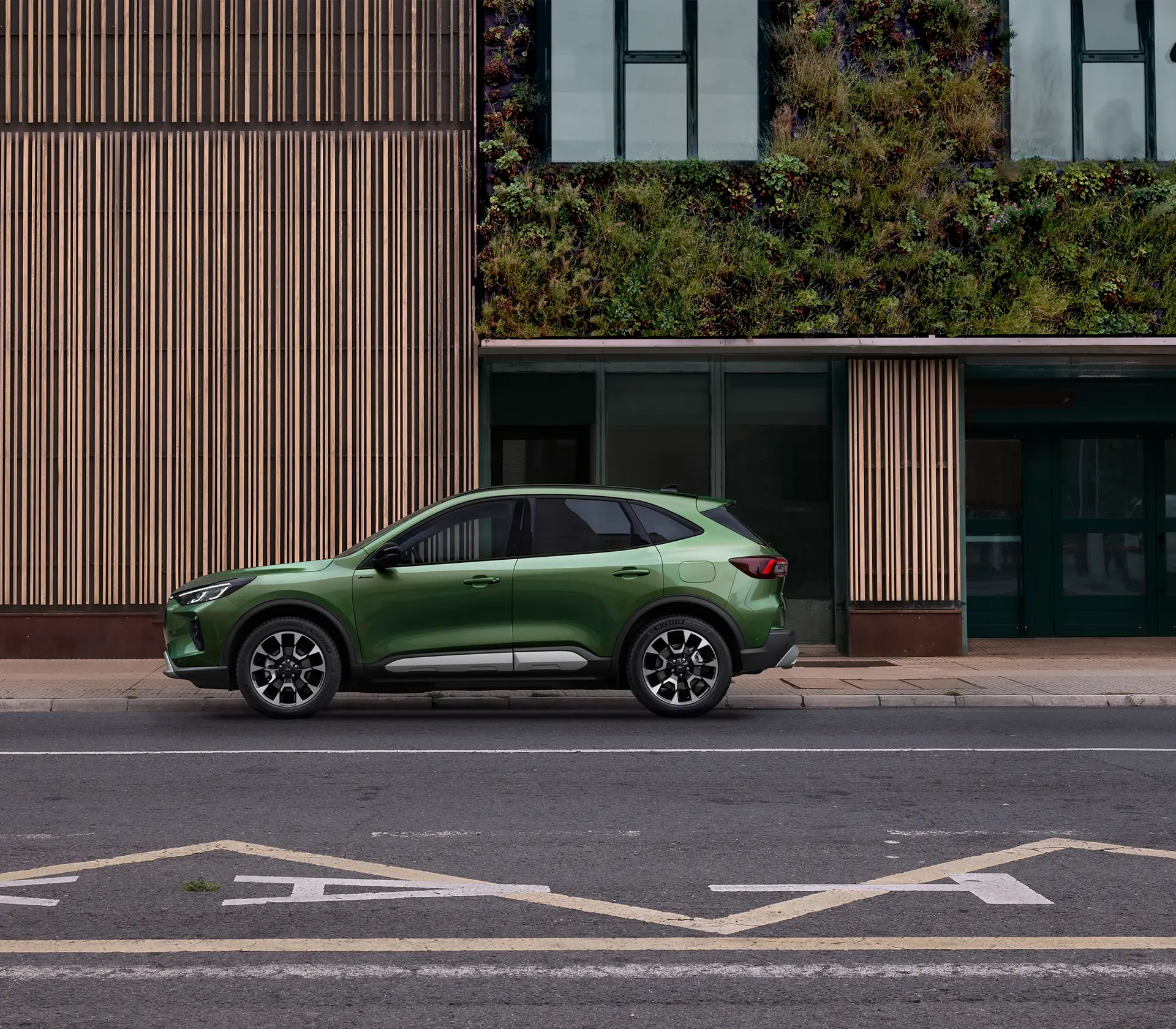 grüner Kuga fährt durch die Innenstadt