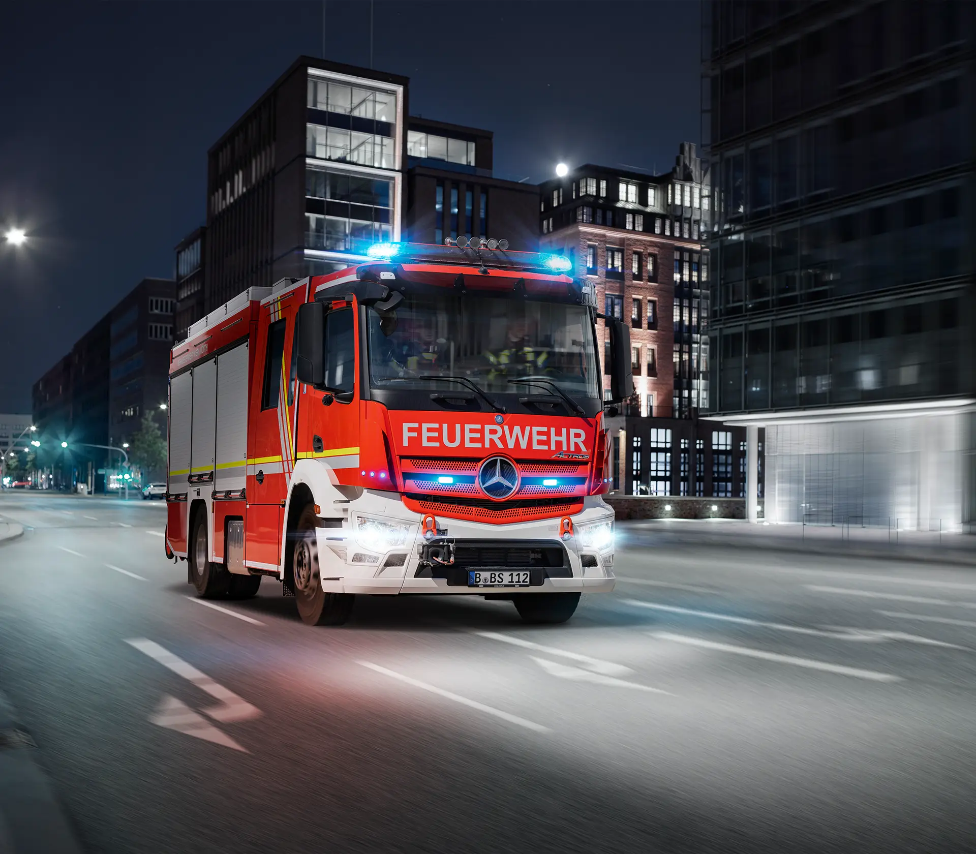 Ein Feuerwehreinsatzfahrzeug mit Blaulicht