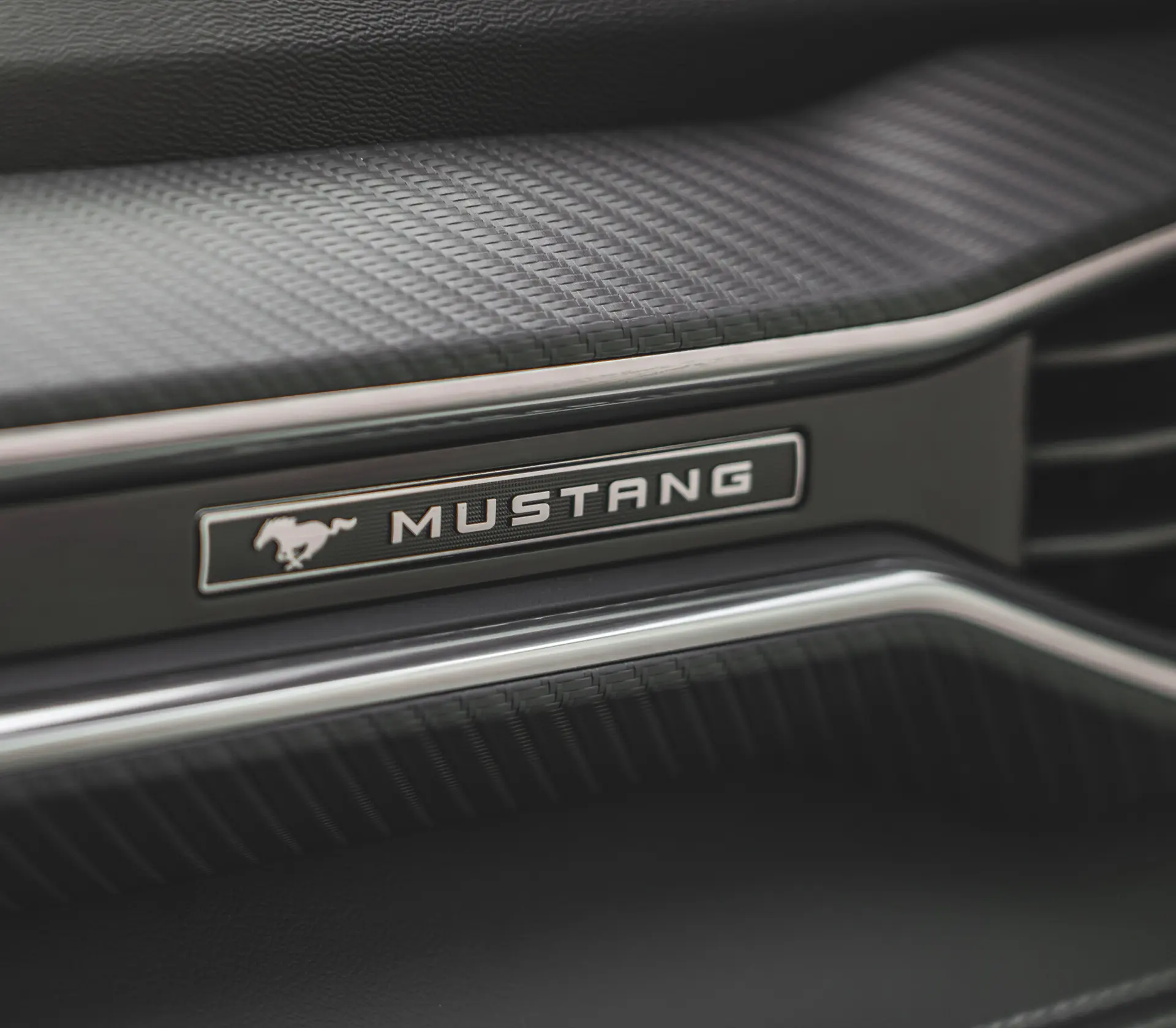 Mustang Logo im Interieur des Ford Mustang
