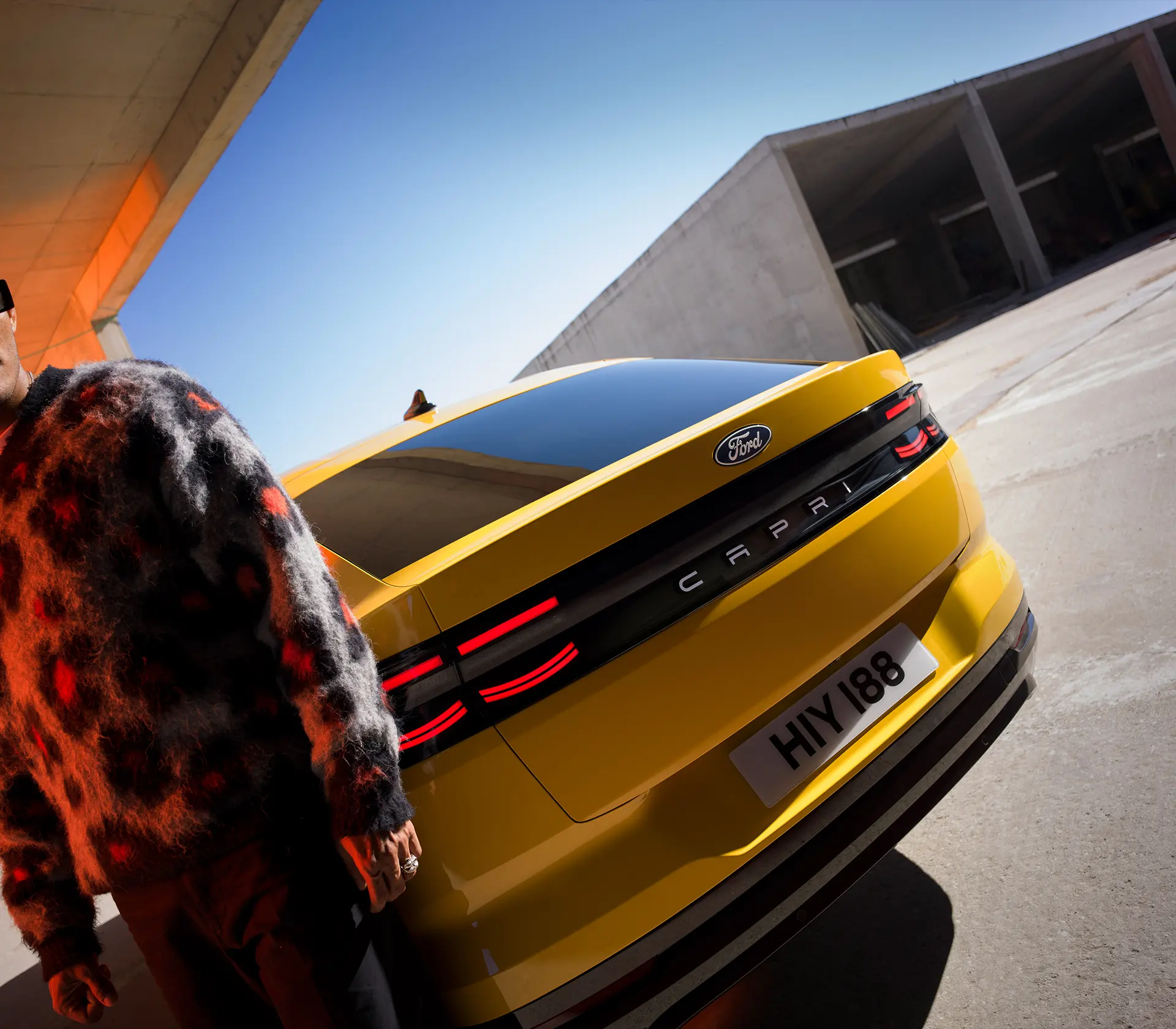 Das Heck vom gelben Capri