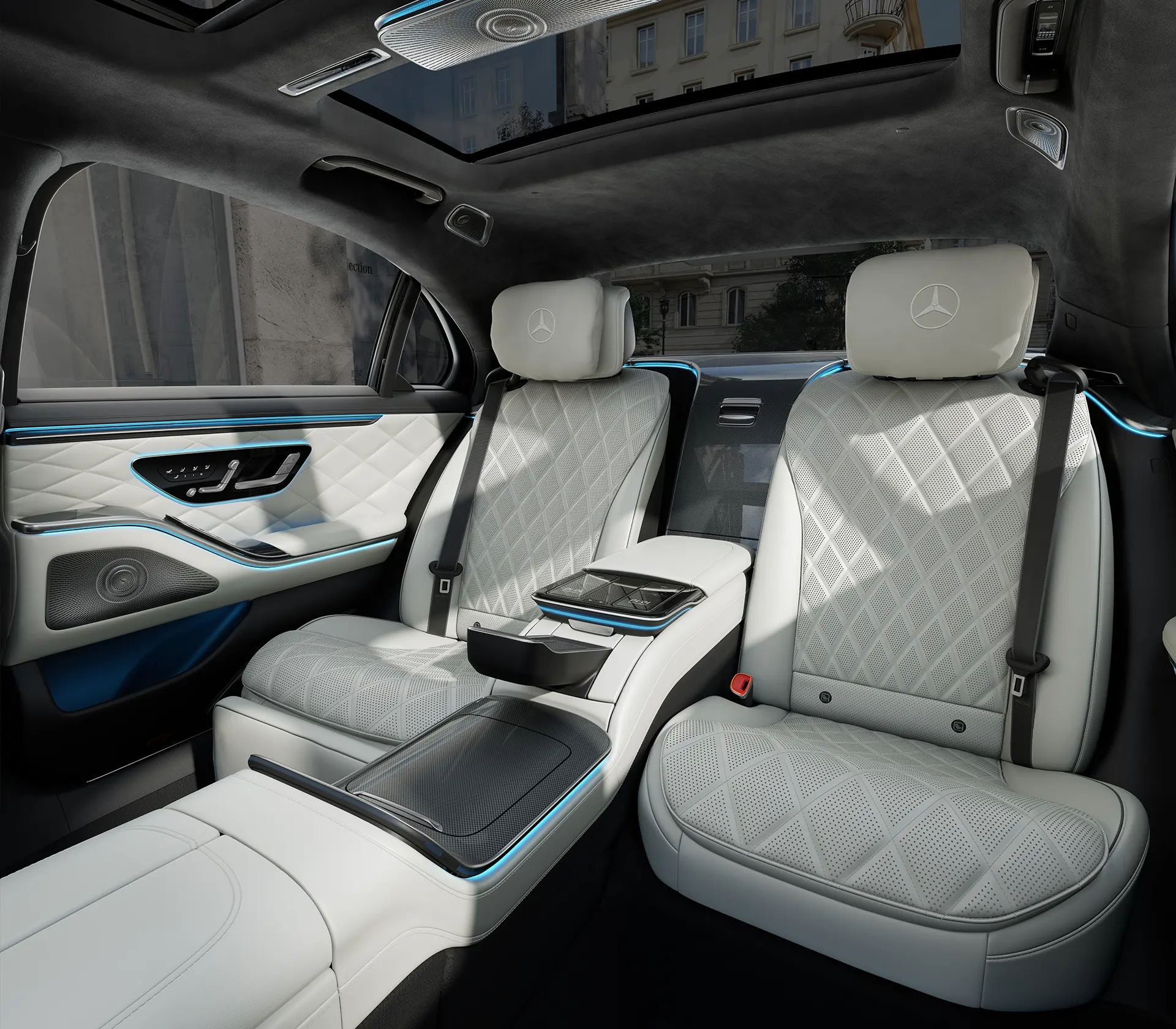 die Rückbank in der neuen S-Klasse in weiß