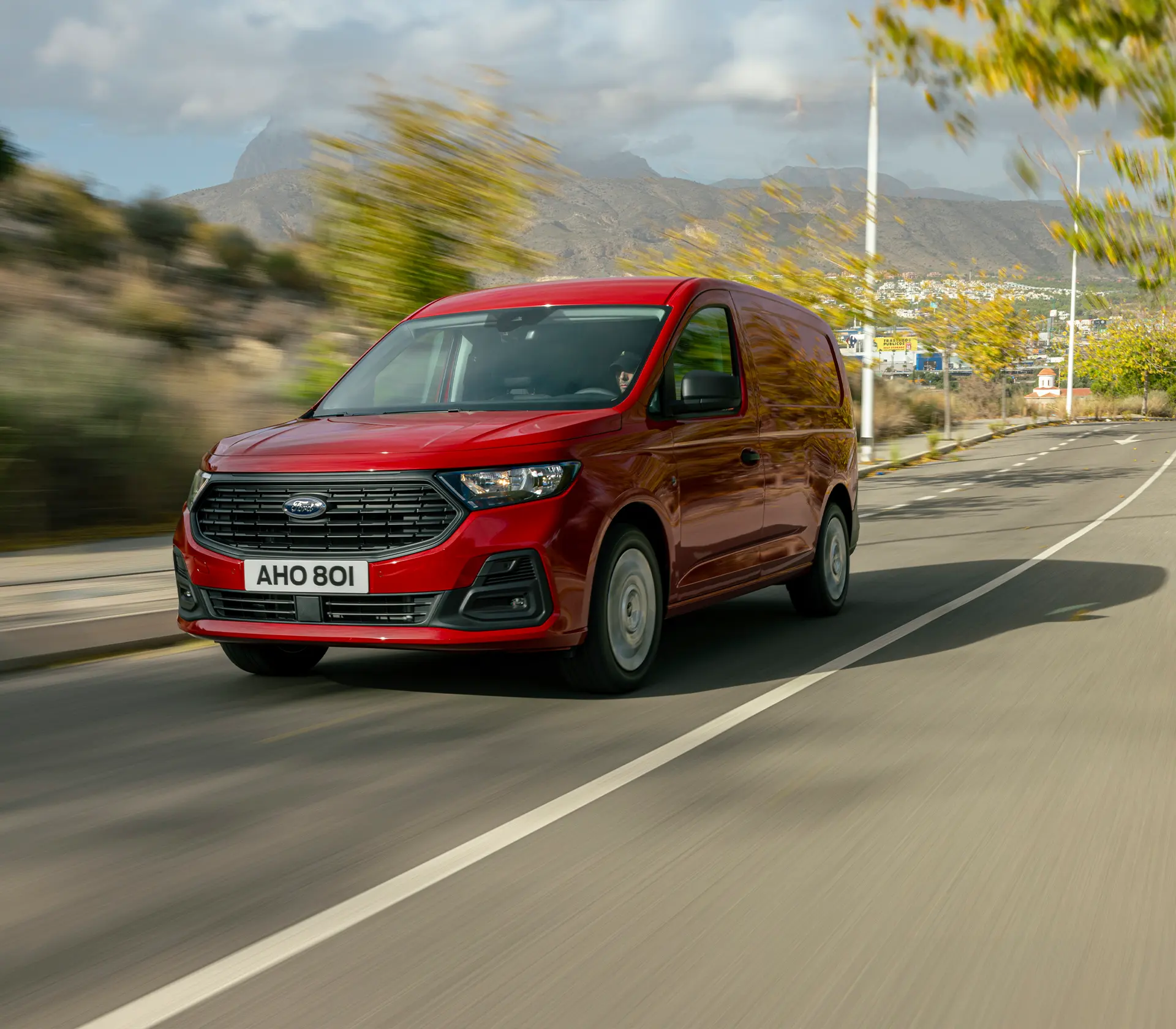 roter Transit-Connect fährt auf der Straße