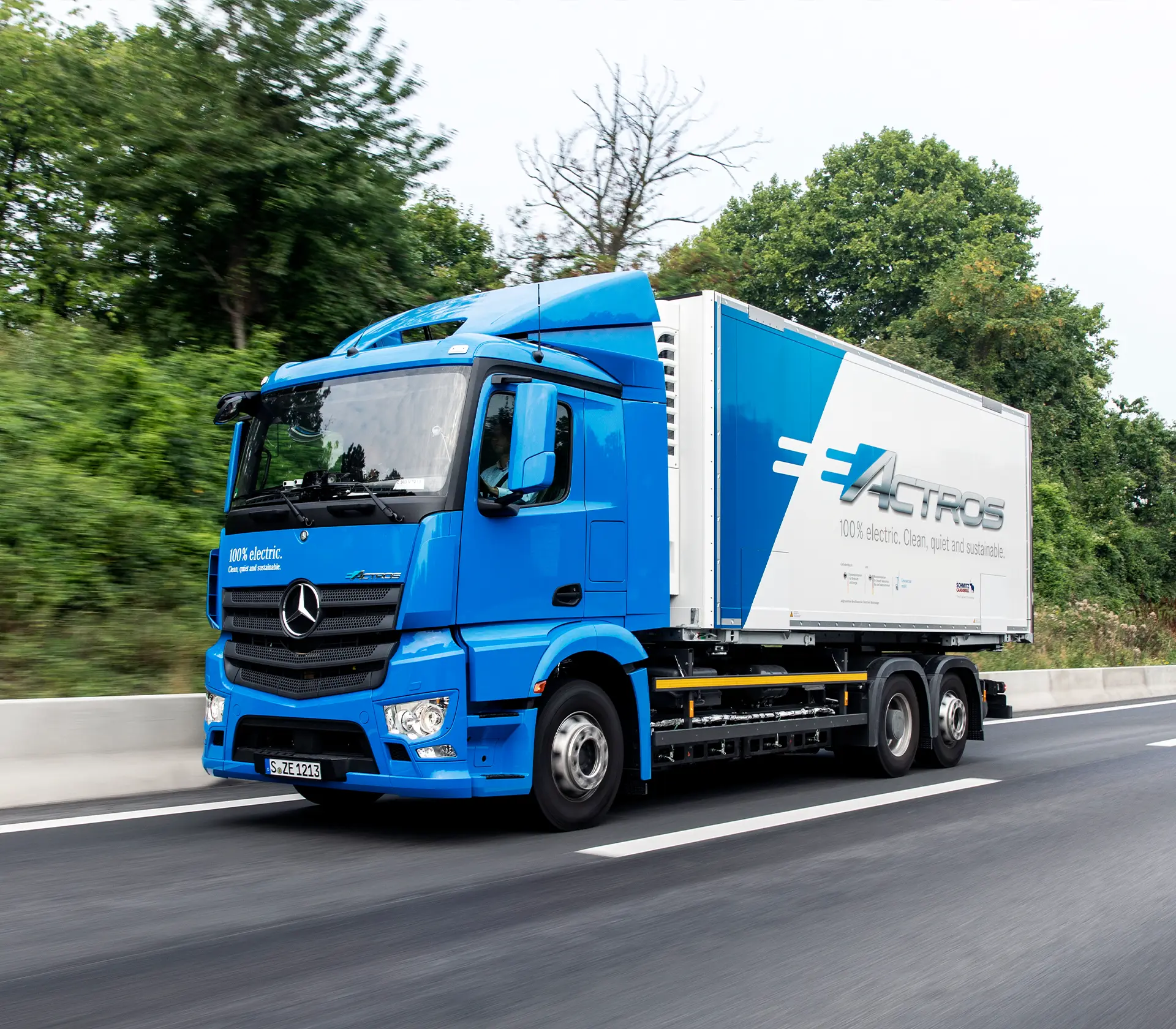 eActros 400 auf der Autobahn