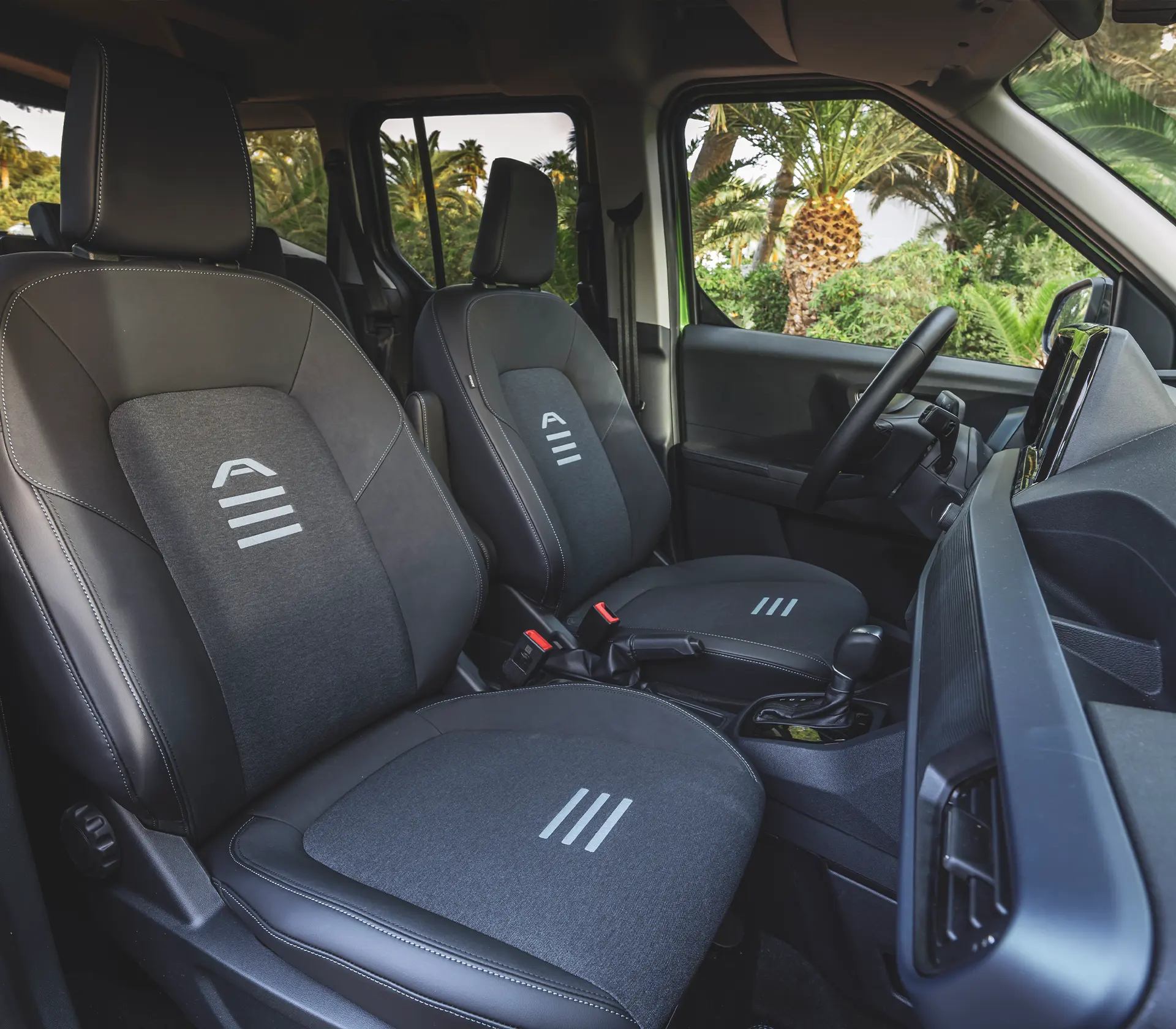 die Vorderen Sitze bei dem Tourneo Courier