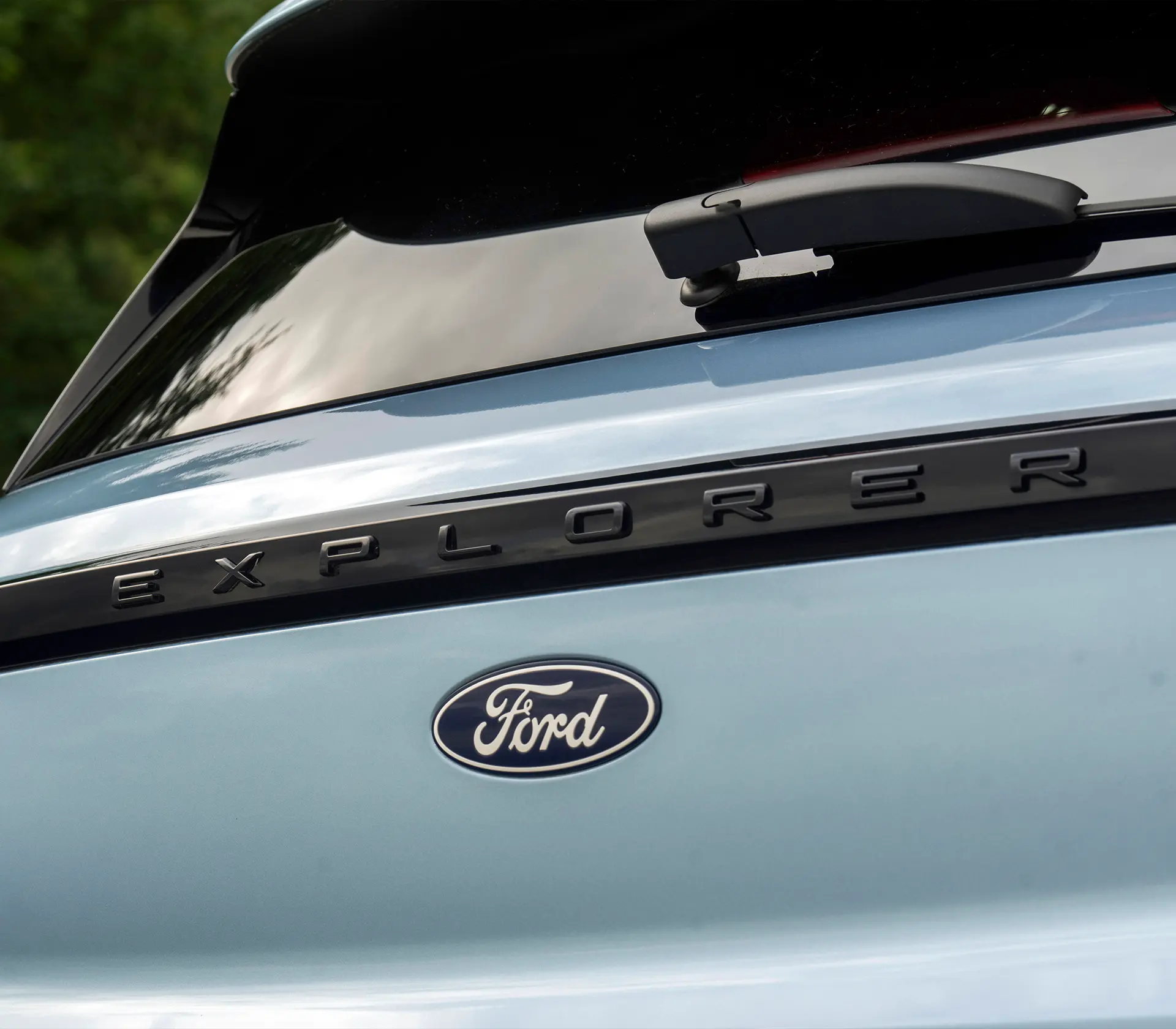 Nahaufnahme vom Heck des hellblauen Ford Explorer