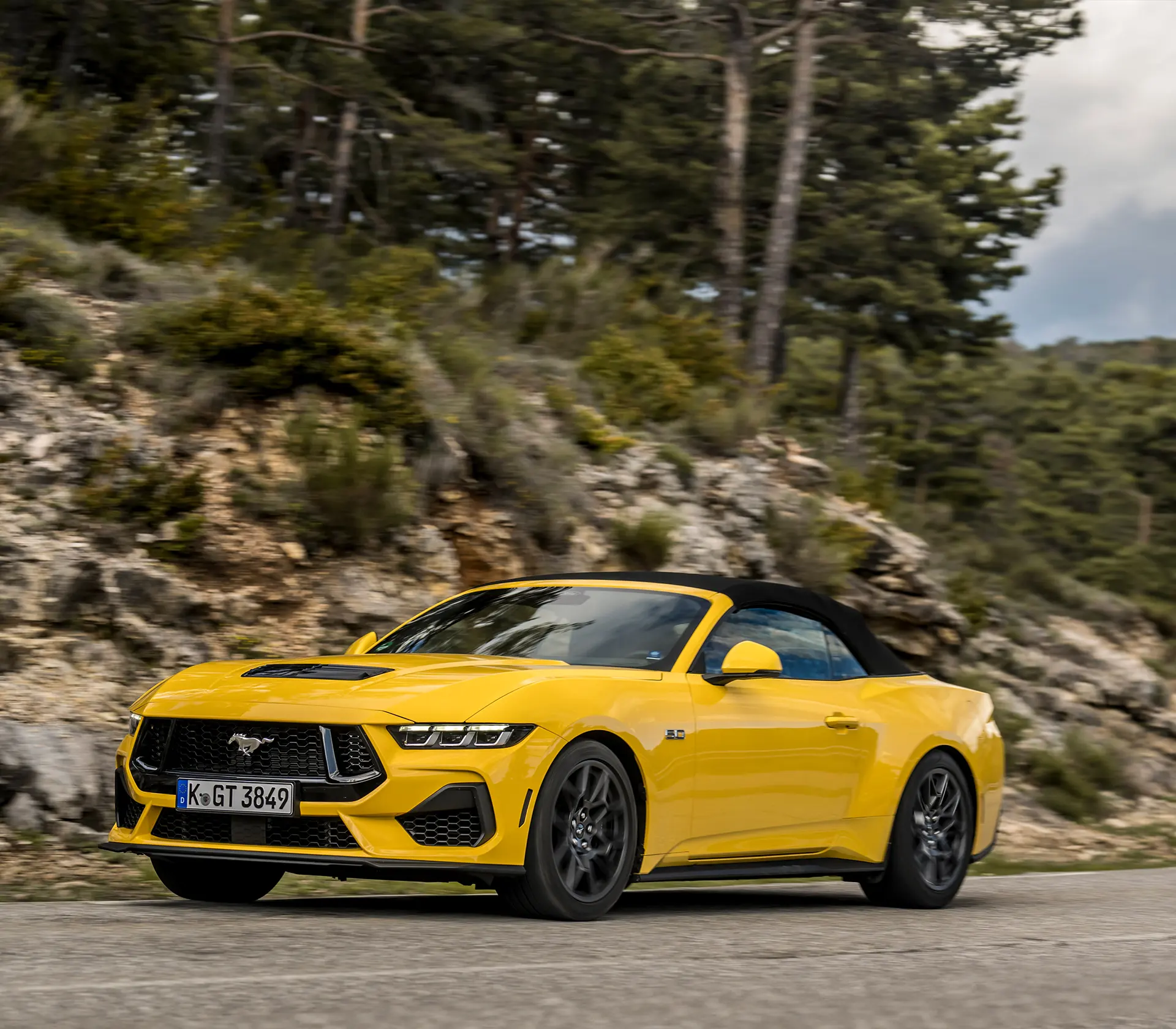 gelber Ford Mustang fahrend auf der Straße