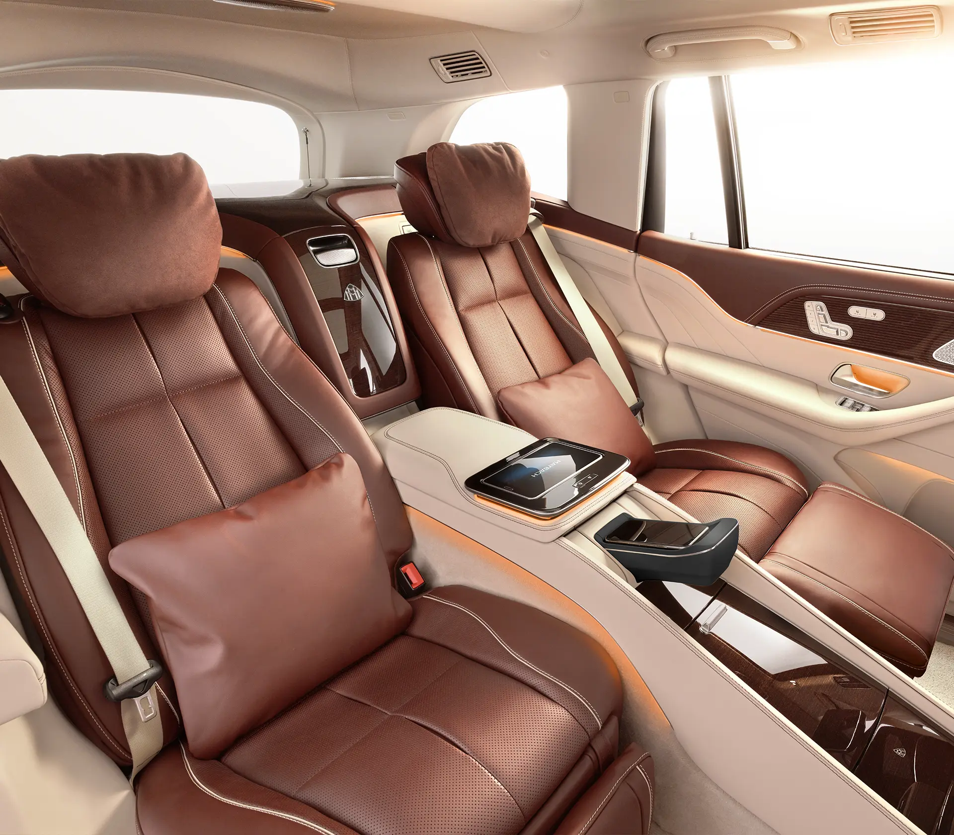 Mercedes-Maybach GLS Fond mit Kissen auf den Sitzen