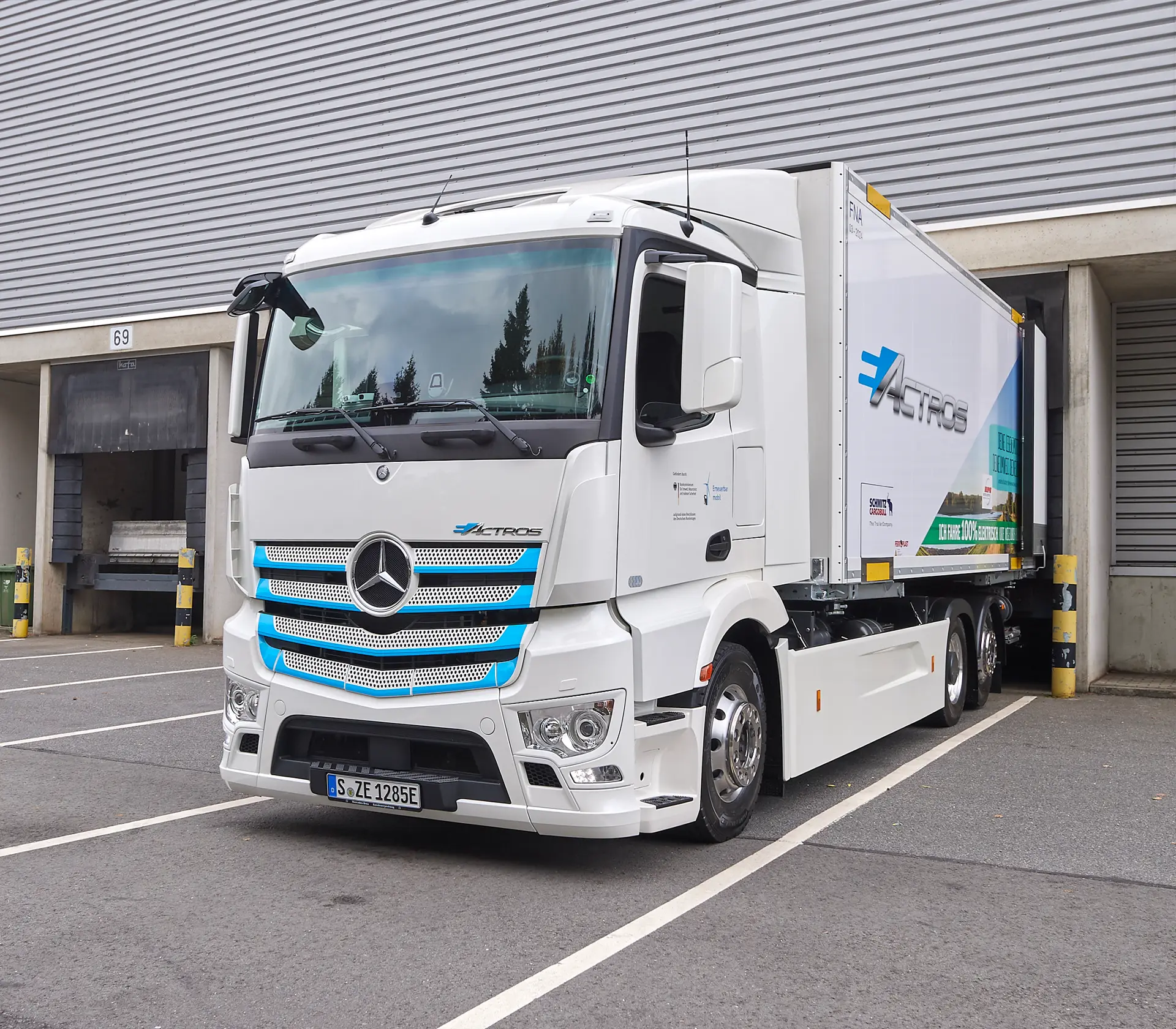 eActros 400 wird ausgeladen