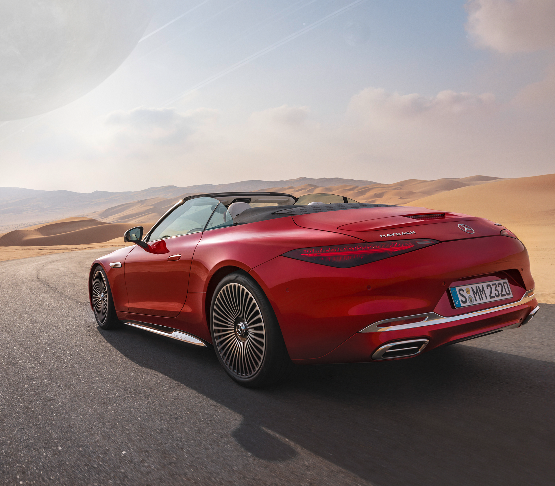 Maybach SL fährt , Aufnahme von hinten links