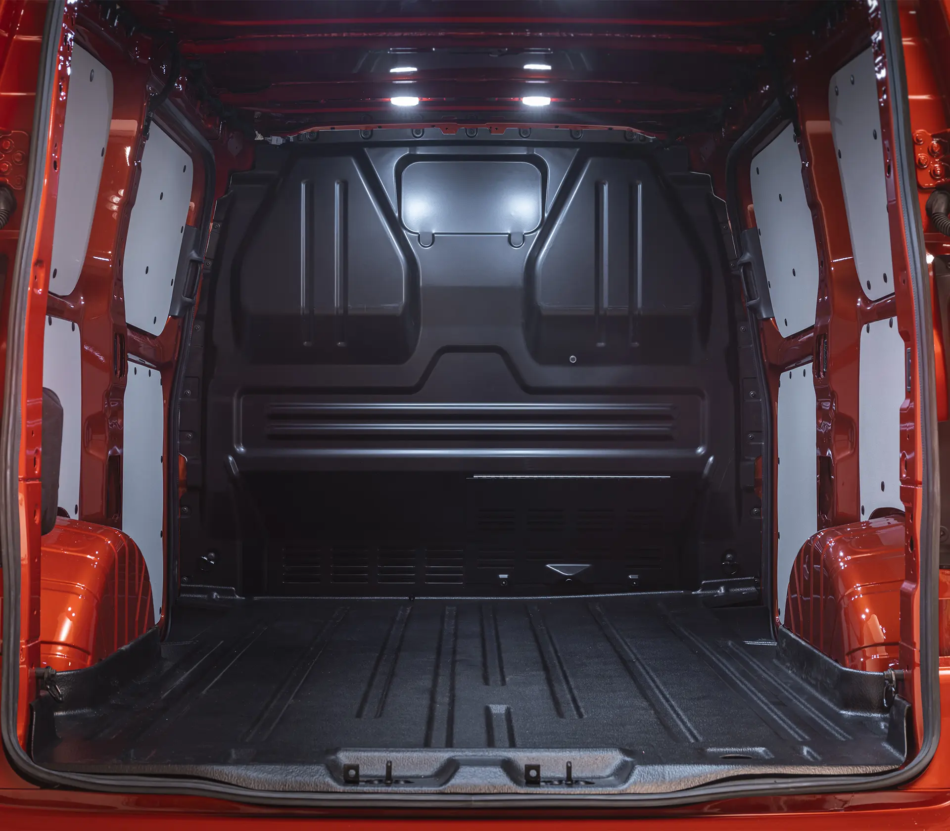 leerer Laderaum des roten Transit-Custom