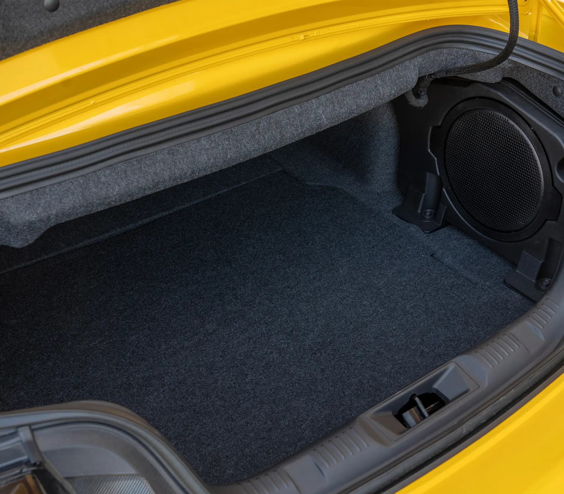 Kofferraum eines gelben Ford Mustang