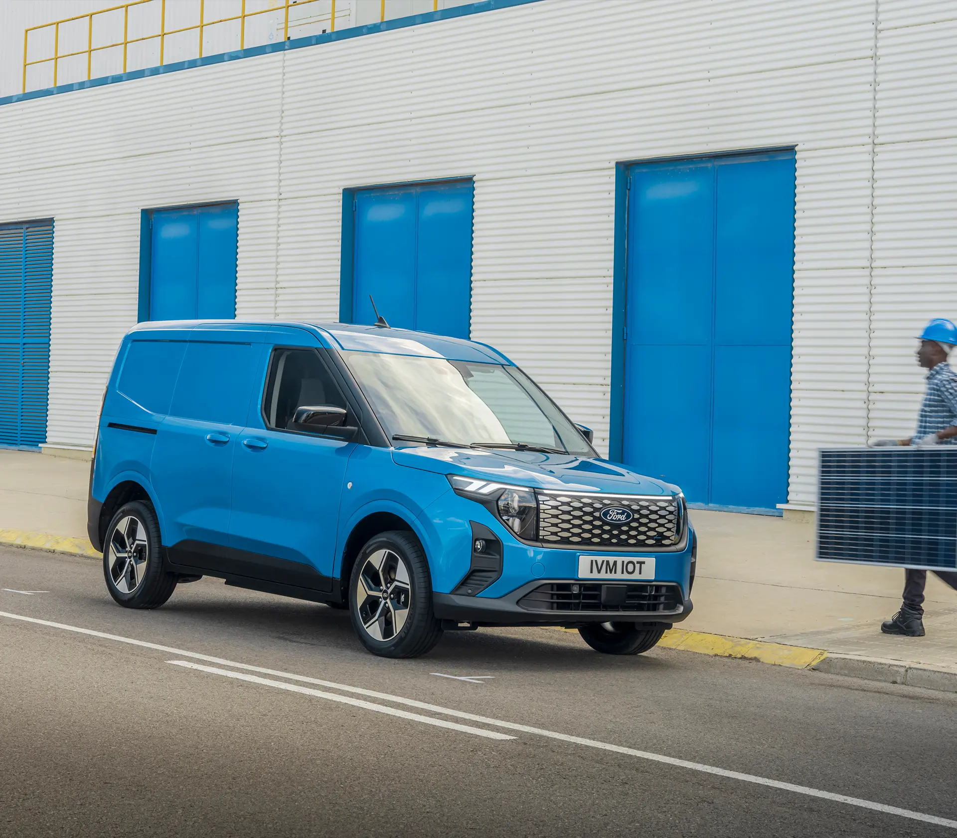 blauer E-Transit Courier auf der Straße