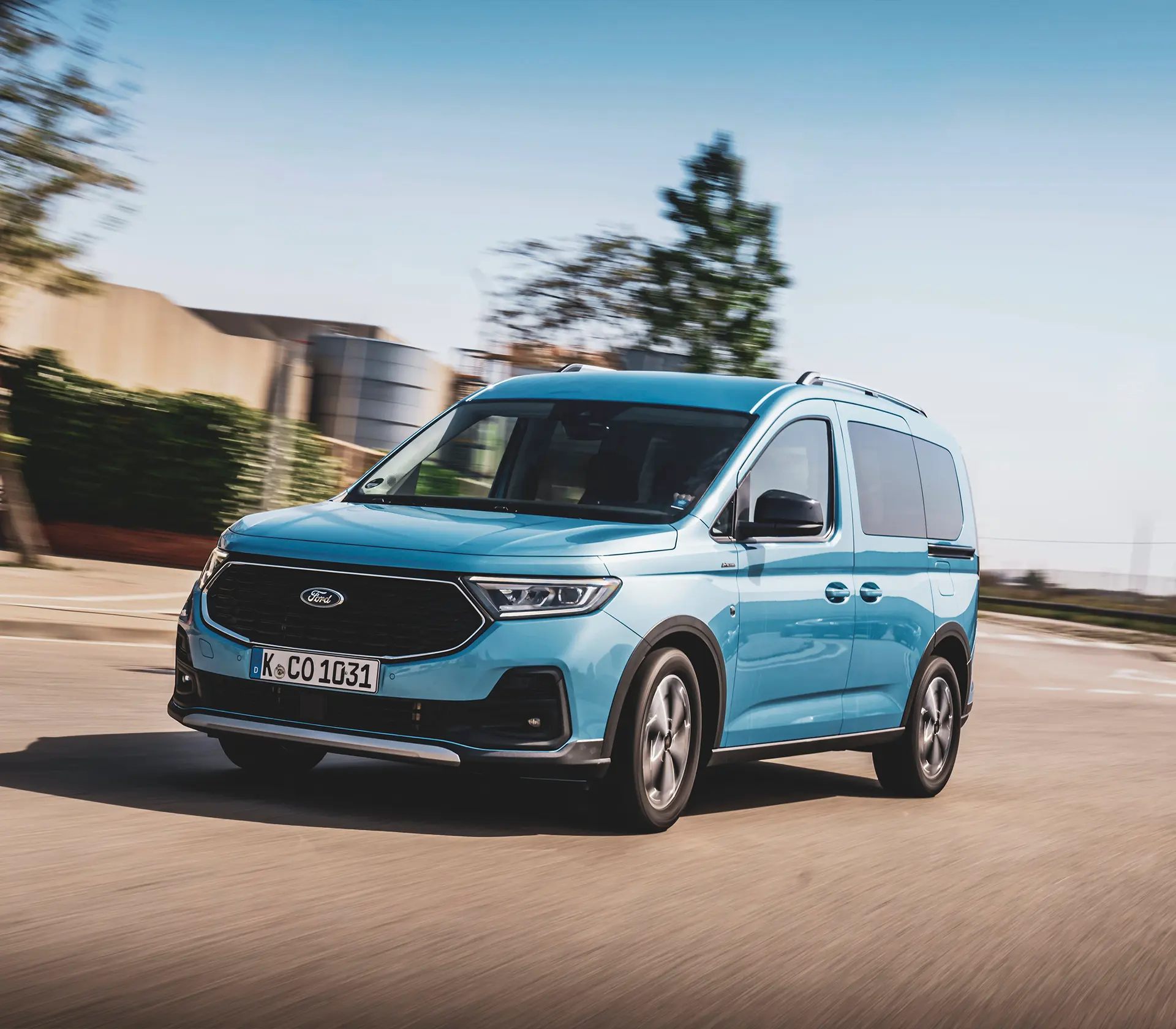 blauer Ford Tourneo-Connect fährt auf der Straße