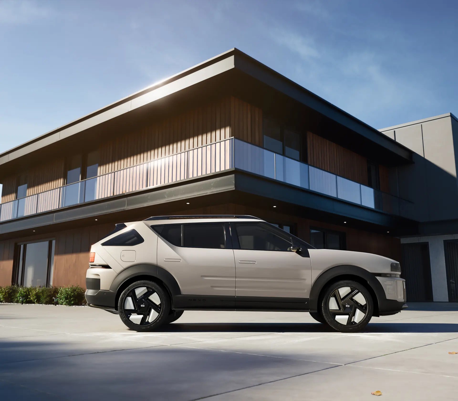 die Seitenansicht auf einen Weißen Hyundai Nexo vor einem Haus