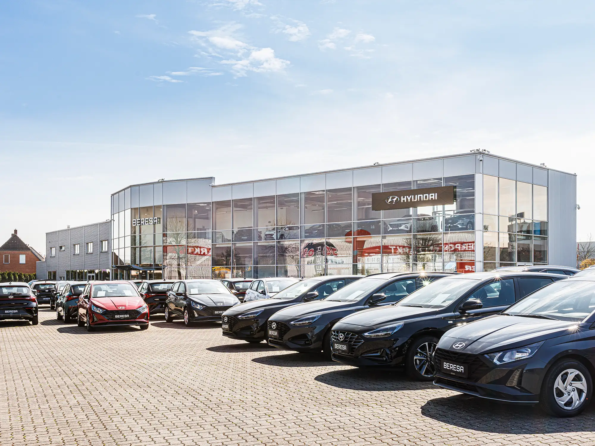 Parkplatz mit Hyundaifahrzeugen am Standort Hannover Lahe