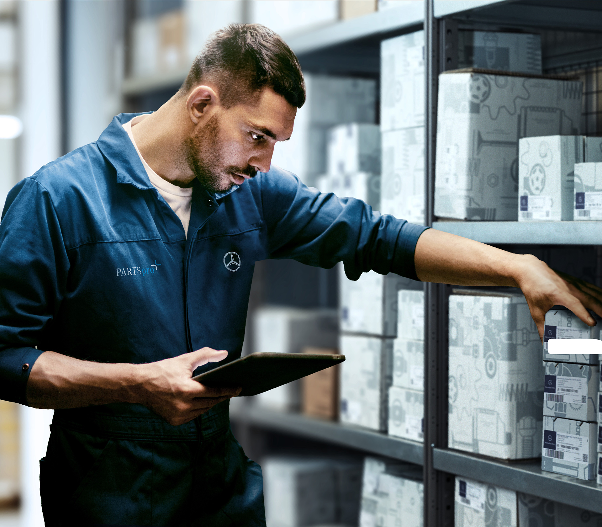 Mitarbeiter sucht passende Teile heraus