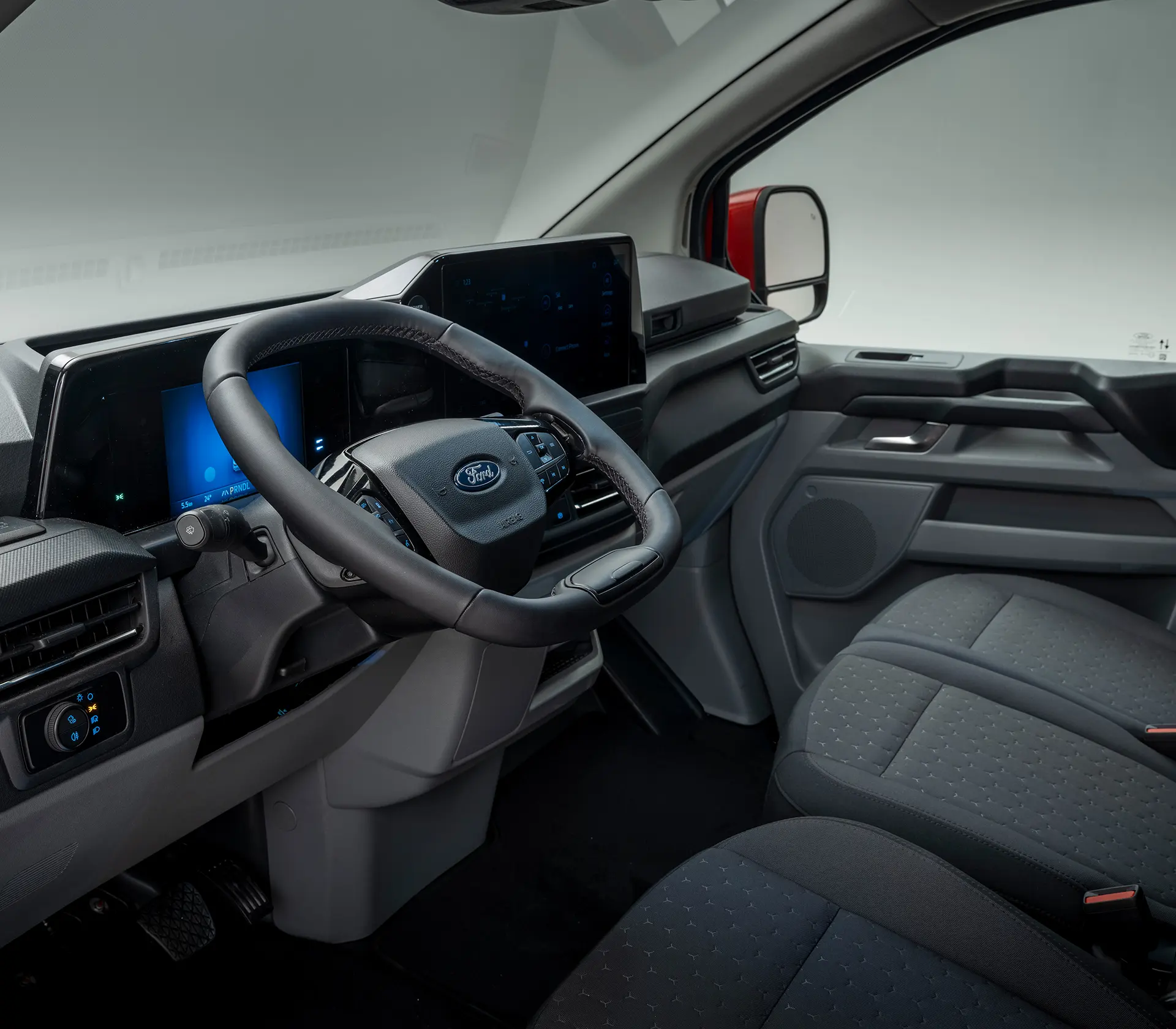 das Interieur des Transit-Custom mit bewegbarem Lenkrad