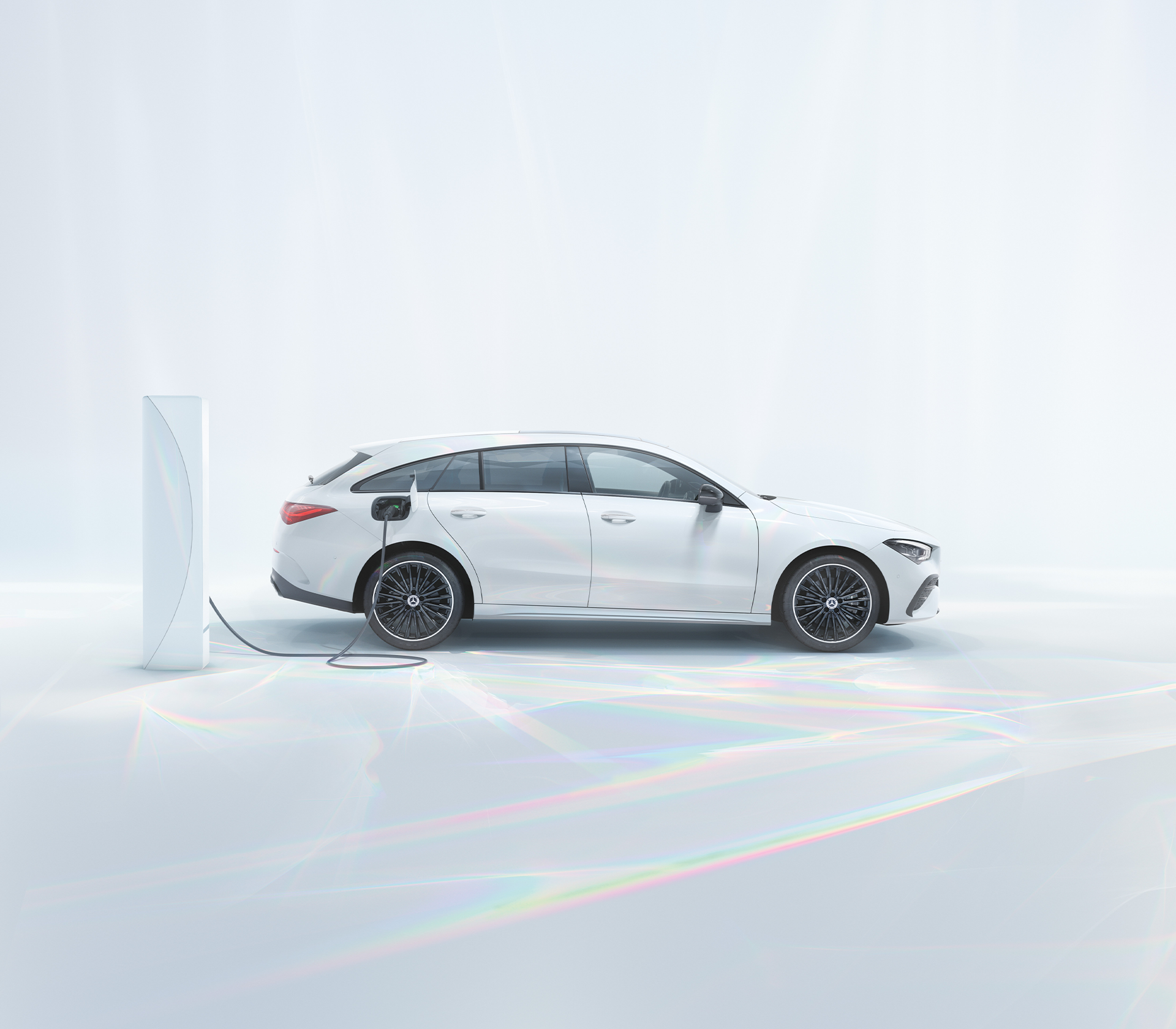 CLA Shootingbrake in weiß. Auto lädt gerade auf, da es ein Plug in Hybrid ist.