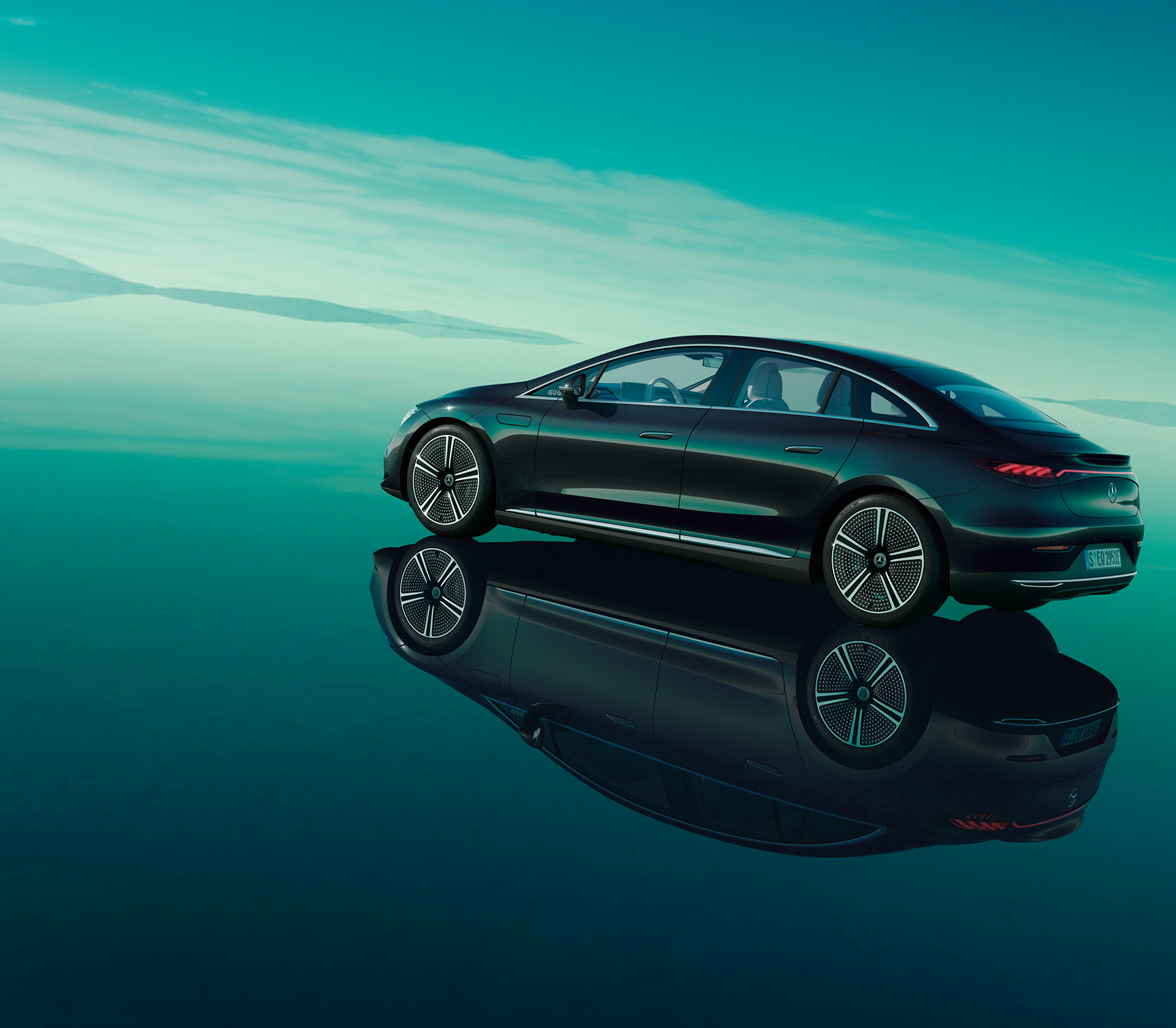 Mercedes-Benz EQE Limousine mit grun-blauem Hintergrund
