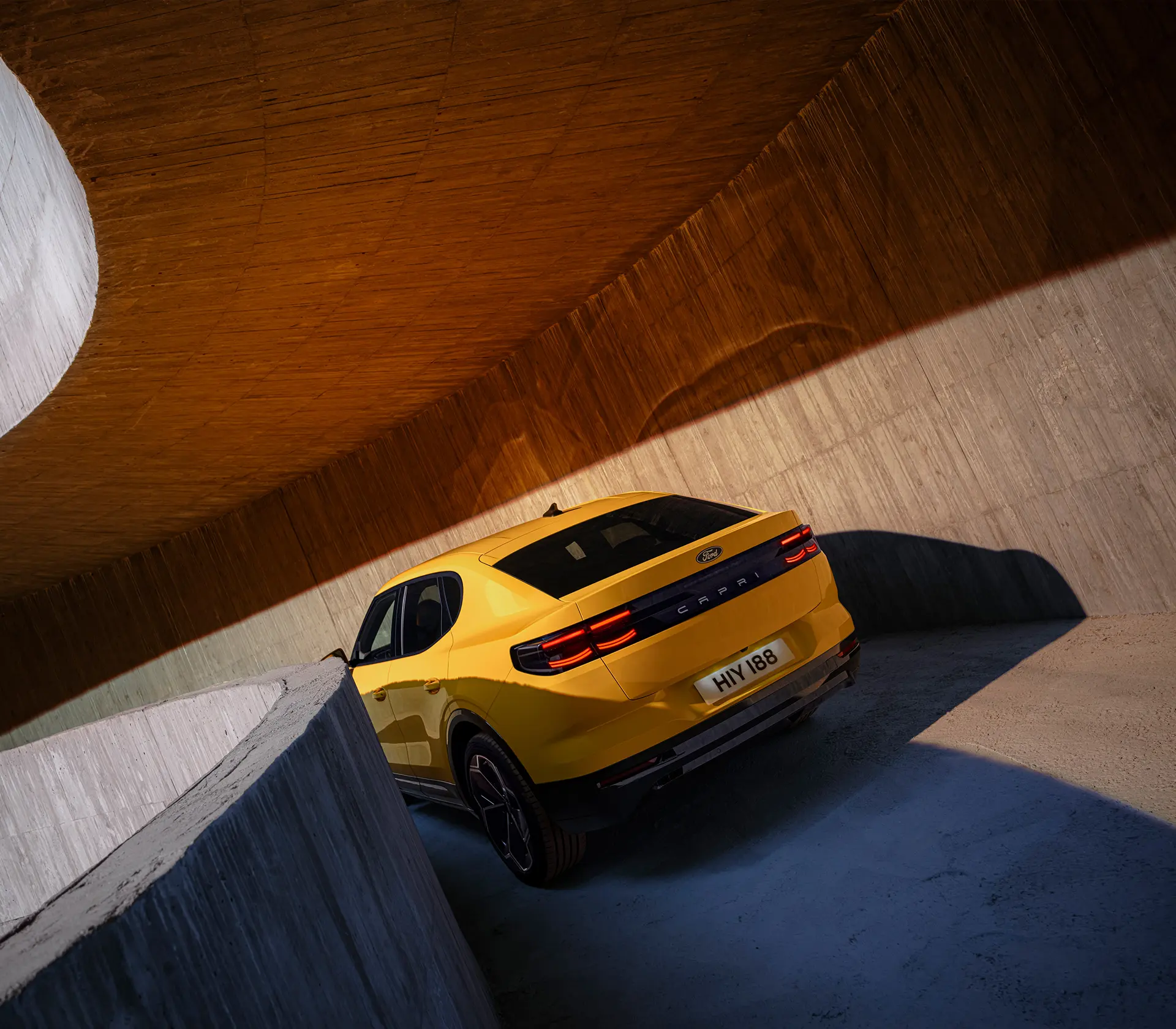 Das Heck vom gelben Capri in einer Kurze