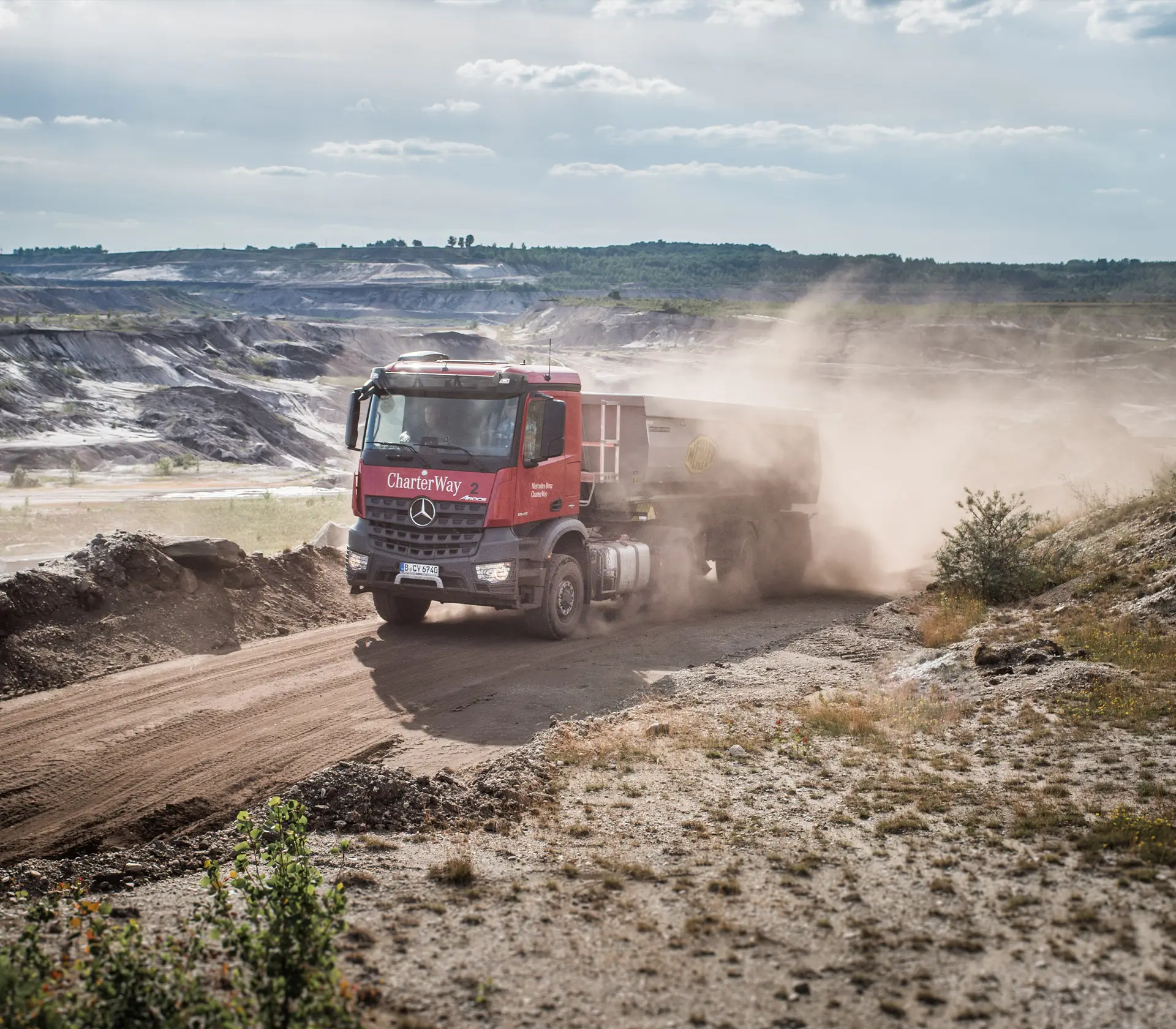 Mercedes Arocs Kipplader in sandiger Umgebung