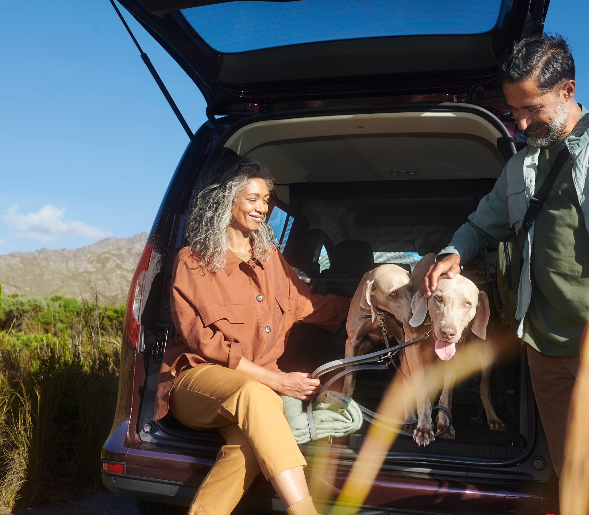 Mercedes-Benz T-Klasse Fau sitzt mit Hund nach der Wanderung um Kofferraum
