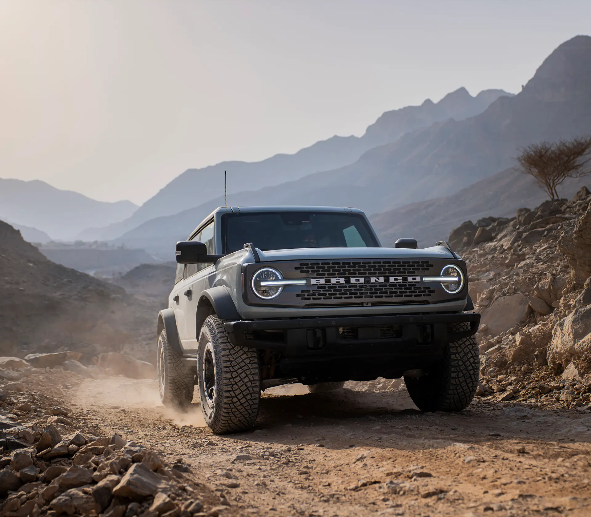 Der Bronco fährt Offroad und hinterlässt Staubwolke