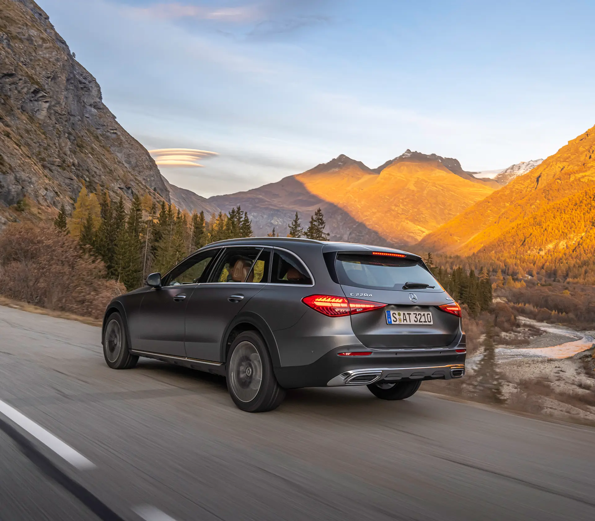 Mercedes-Benz C-Klasse All-Terrain Heckansicht bei der Fahrt