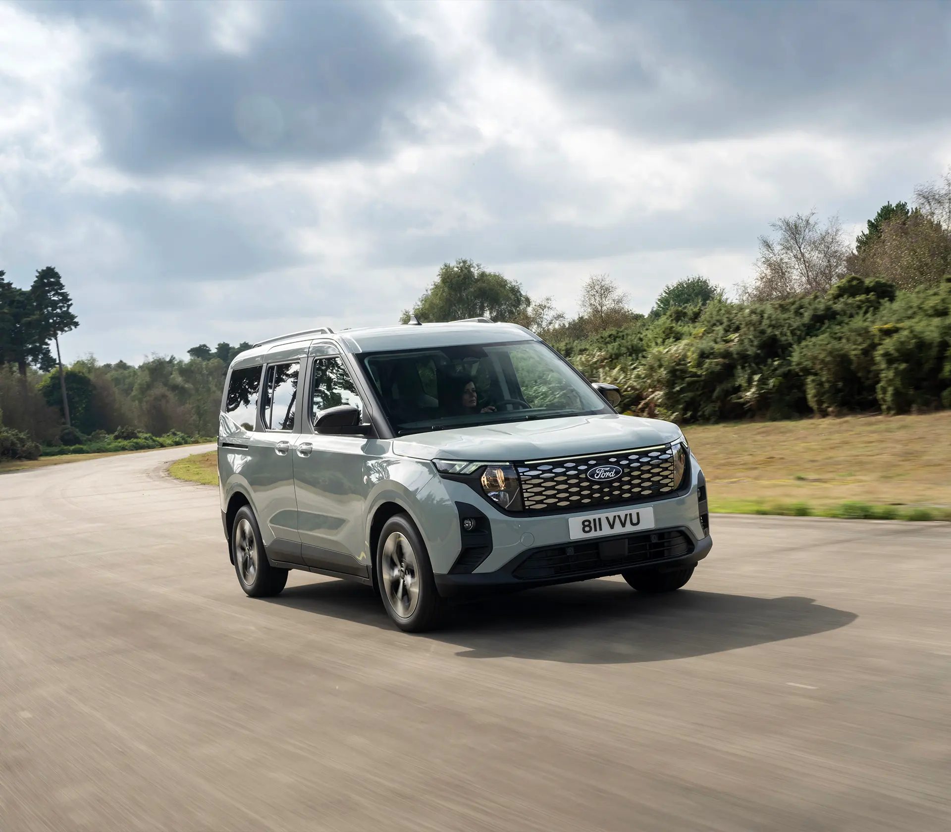 Grauer E-Tourneo Courier fährt auf der Landstraße