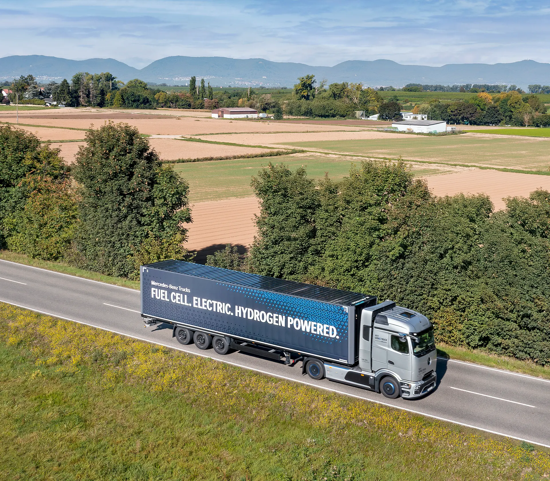 Aufnahme aus der Vogelperspektive, wie der NextGenH2 auf der Straße fährt