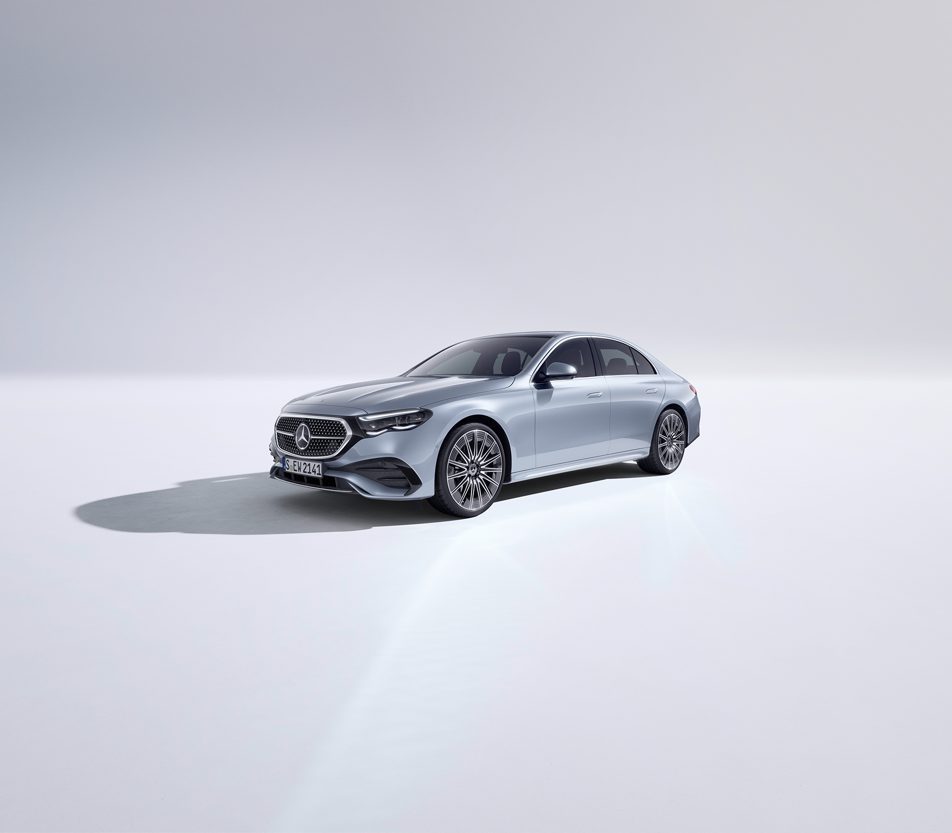 Mercedes-Benz E-Klasse Limousine in Studioumgebung von der Seite
