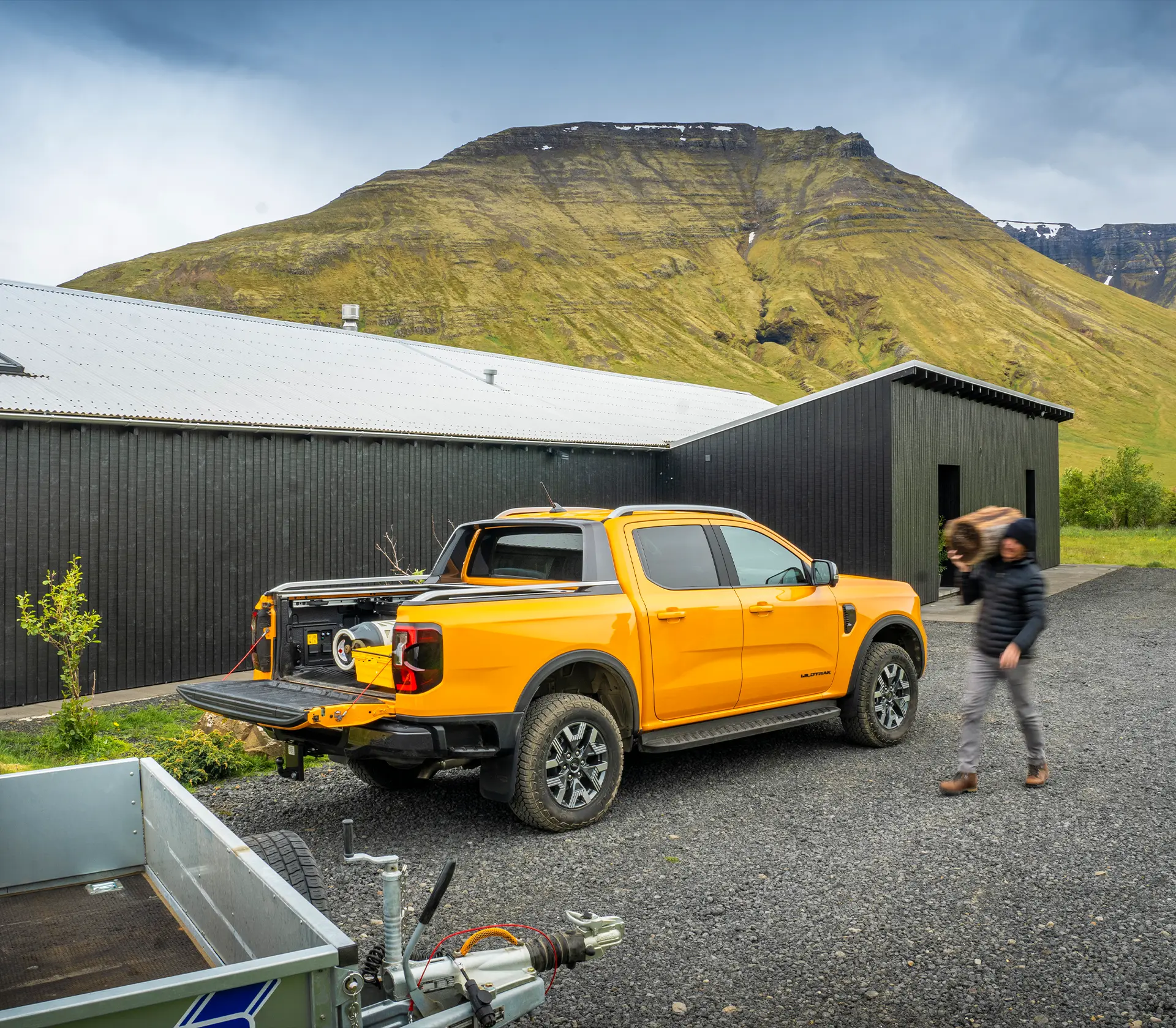 Ranger Wildtrak PHEV Seitenansicht während er beladen wird