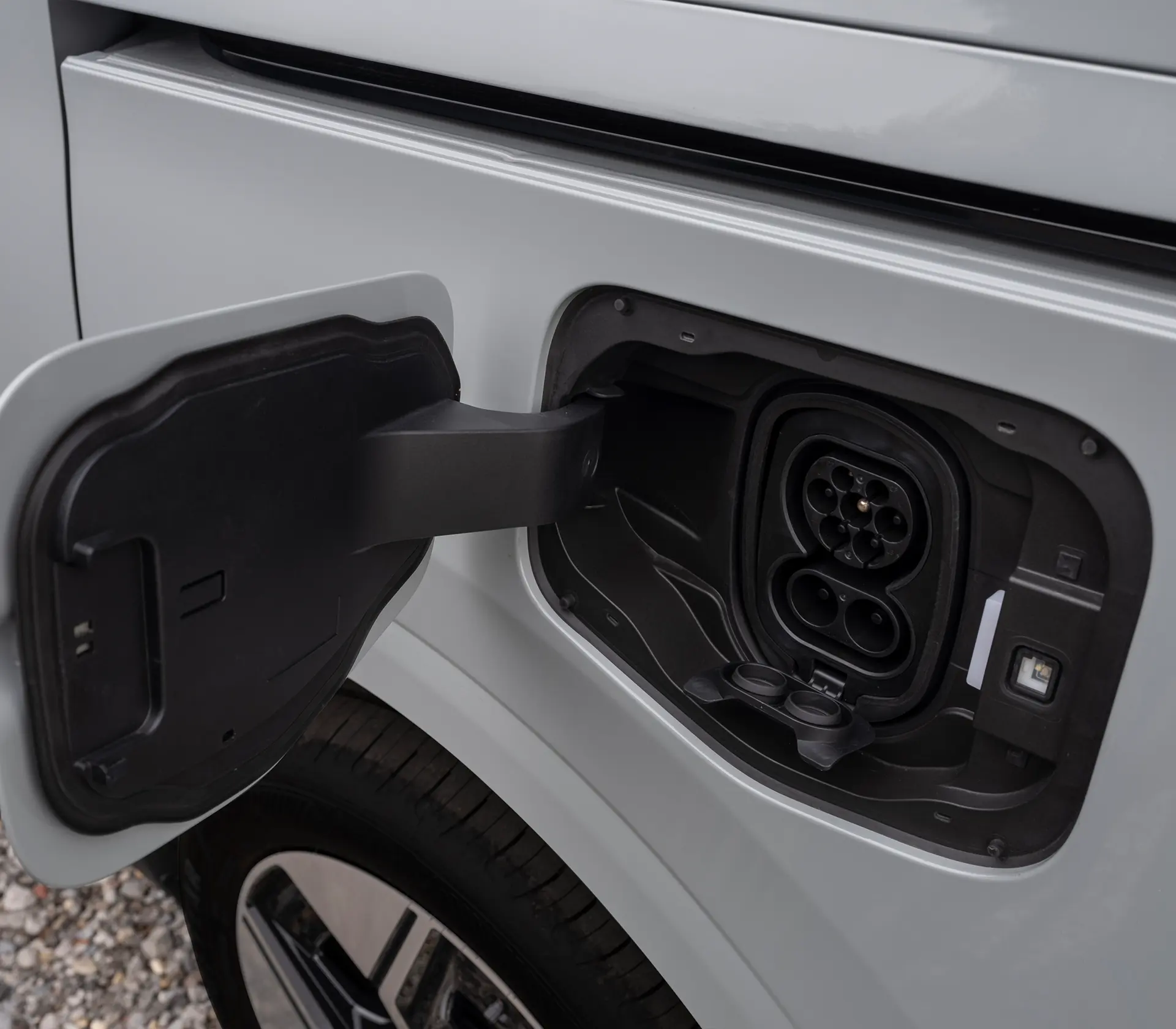 geöffnete Ladeklappe beim E-Tourneo-Courier