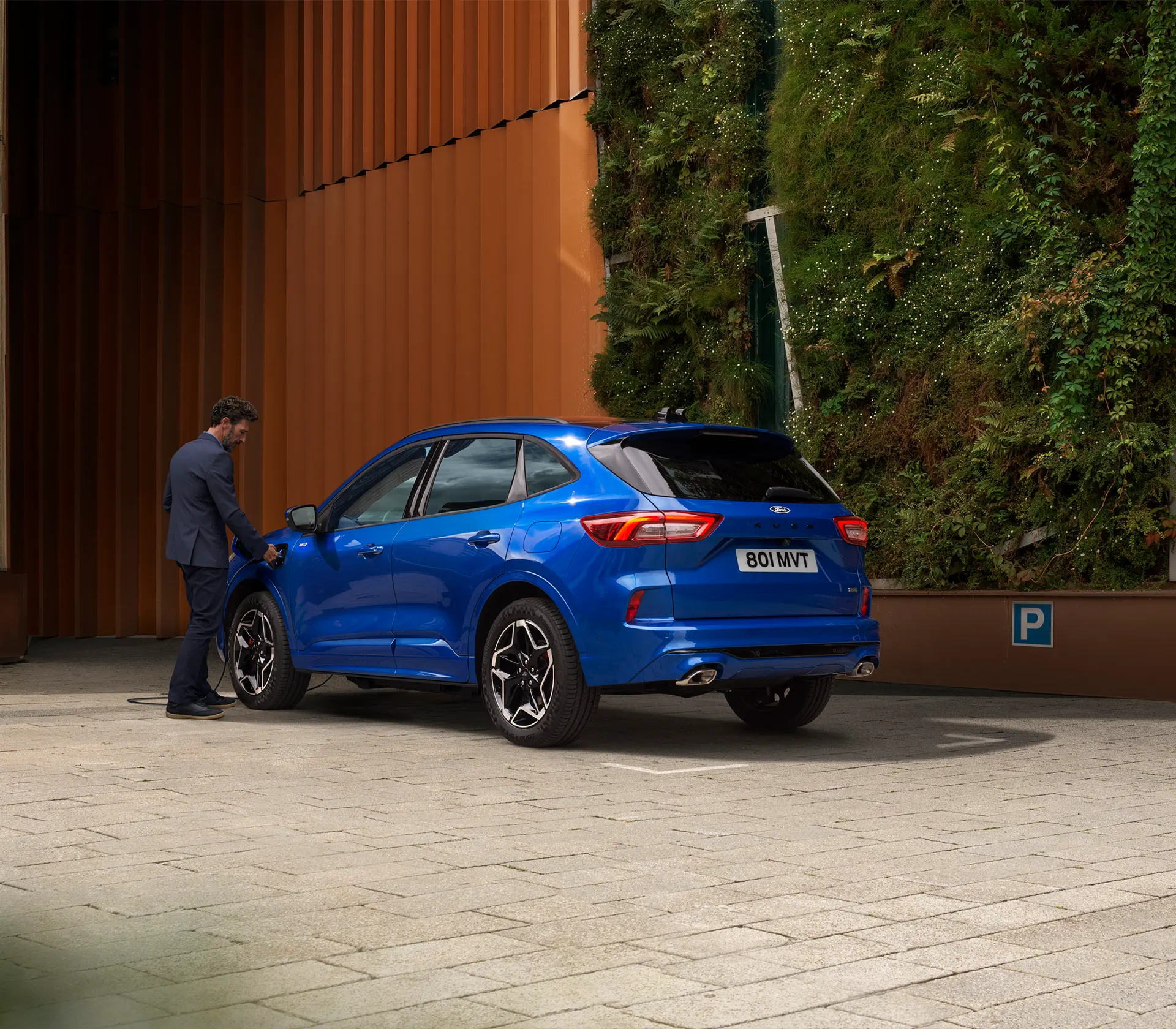 Mann läd blauen Kuga