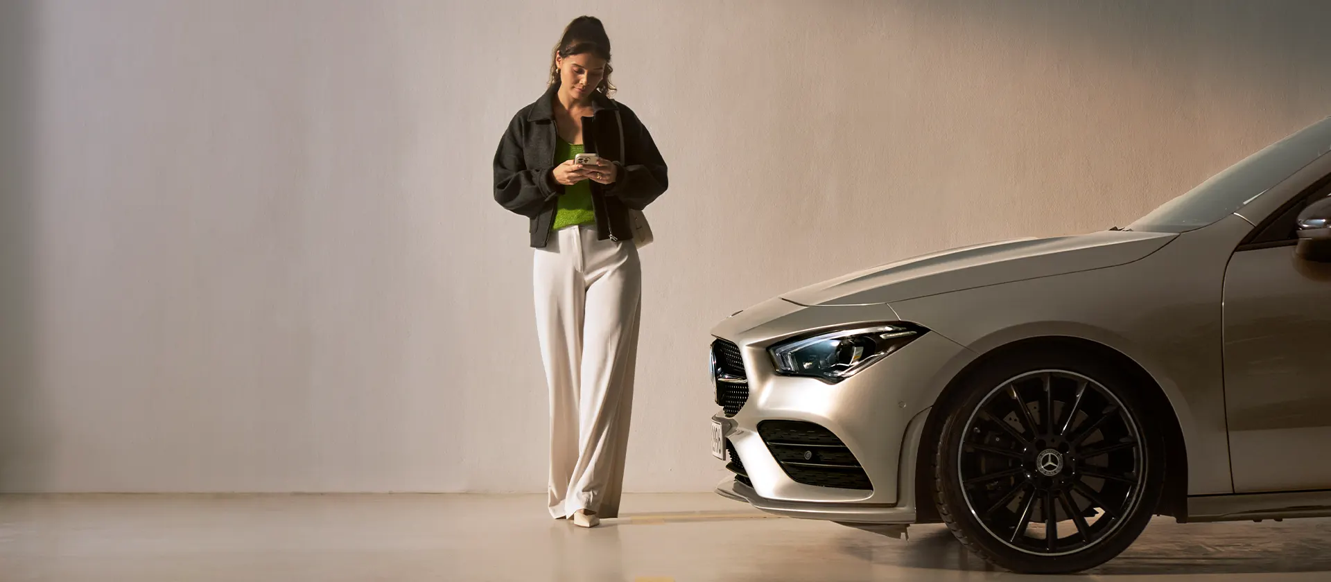 Frau-Handy-Servicetermin-Auto