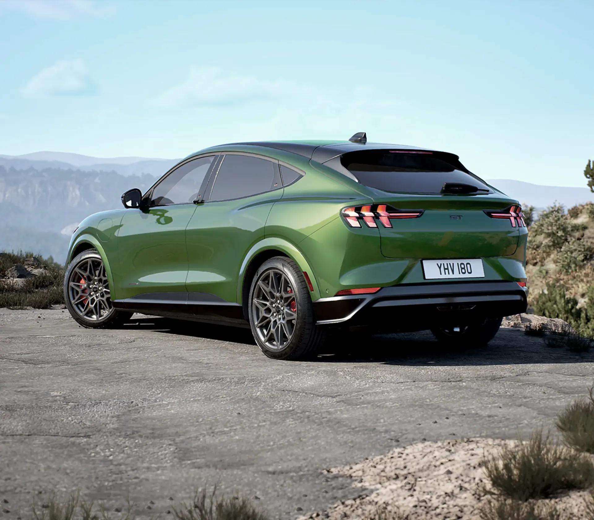 Heckansicht auf den grünen Mustang Mach-E