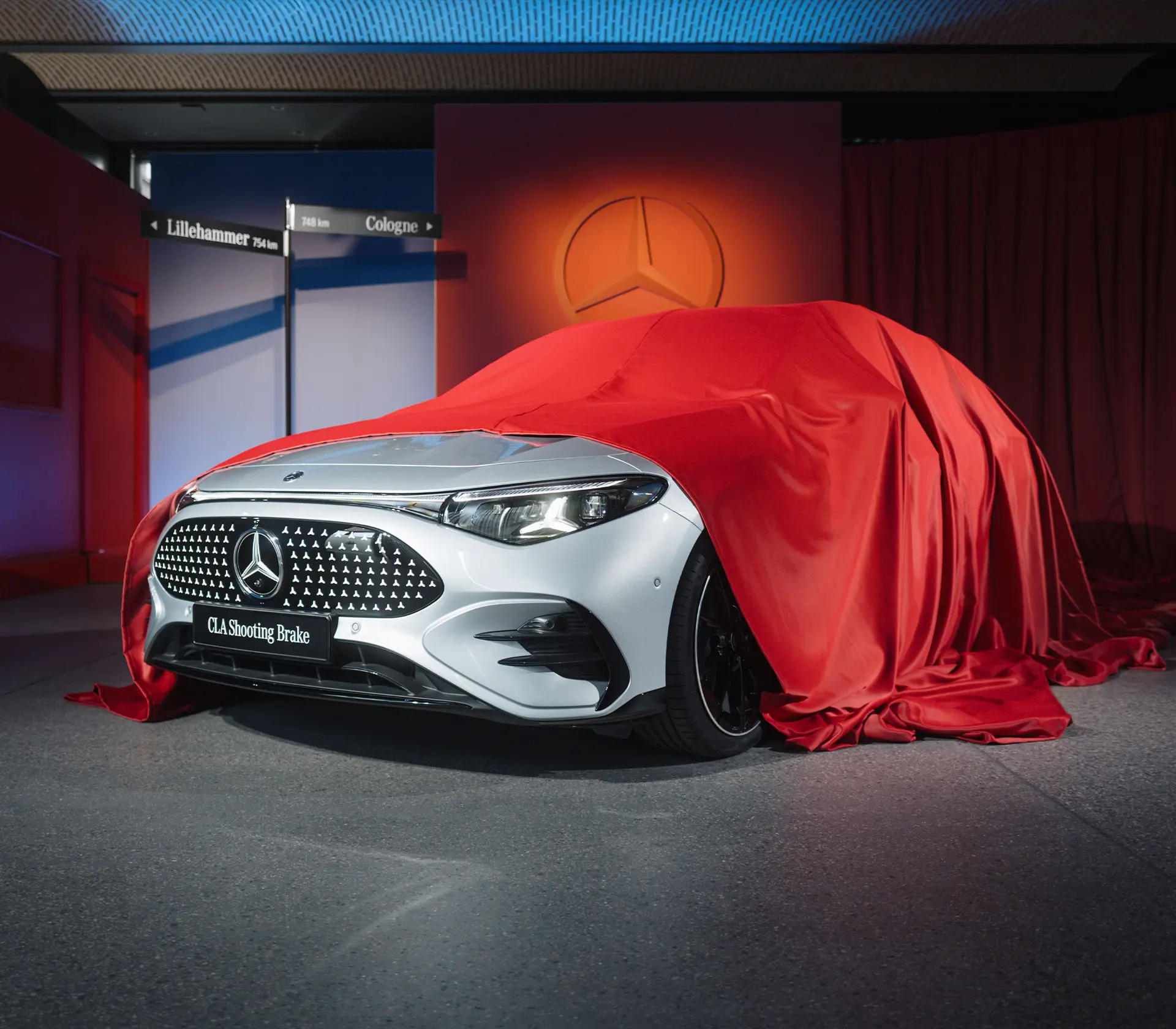 Mercedes-Benz volelektischer CLA Shooting Brake Frontansicht halb mit rotem Tuch abgedeckt