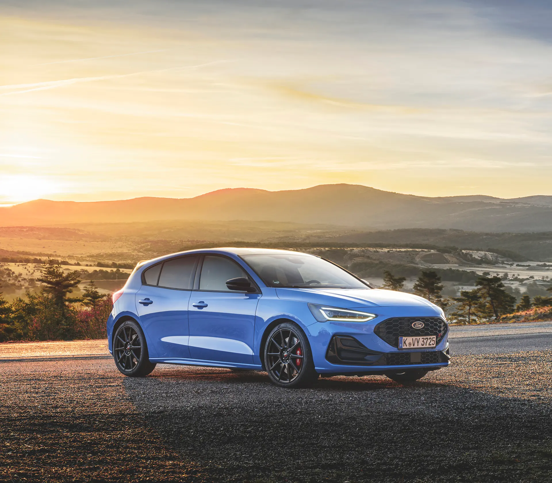 ein Focus ST von der Seite vor Bergen