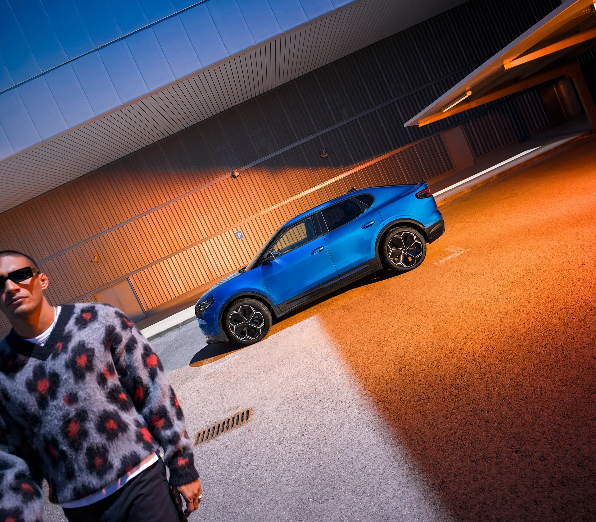 Seitenansicht eines blauen Capri, Mann läuft aus dem Bild