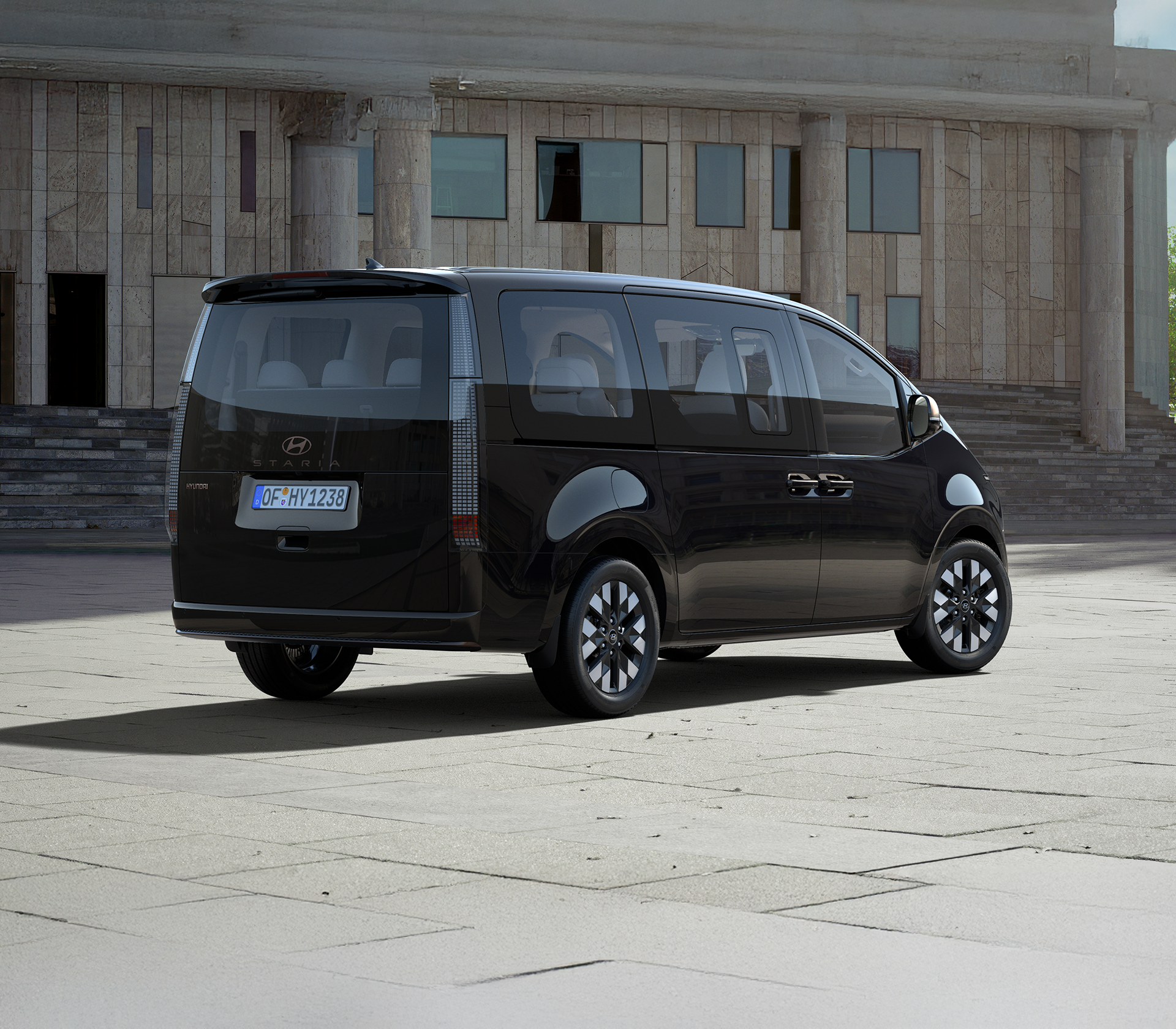 Hyundai Staria von hinten und der Seite vor einem Gebäude