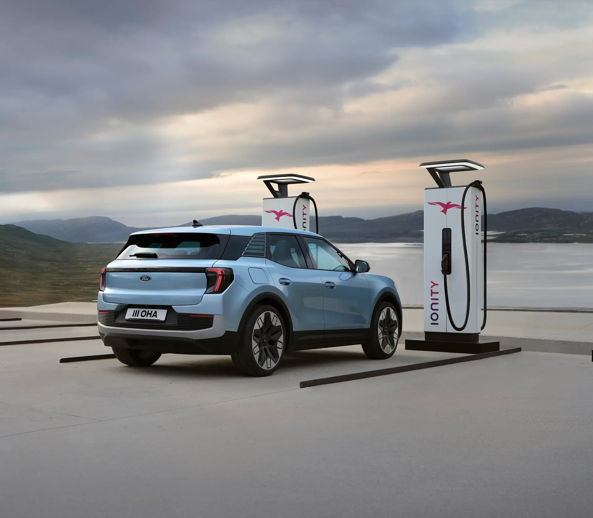 Heckansicht eines hellblauen Explorer, der an der Ladestation steht