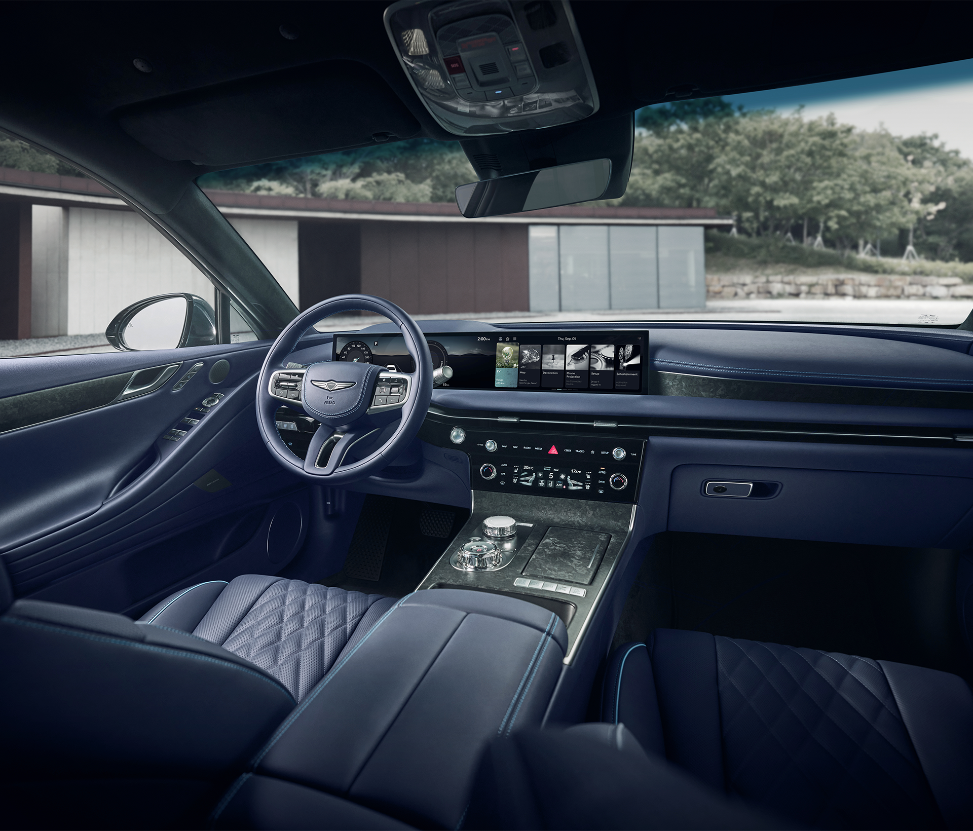 Genesis Electrified G 80 Innenraumansciht auf die vordersitze, die Mittelkonsole und das Lenkrad. 