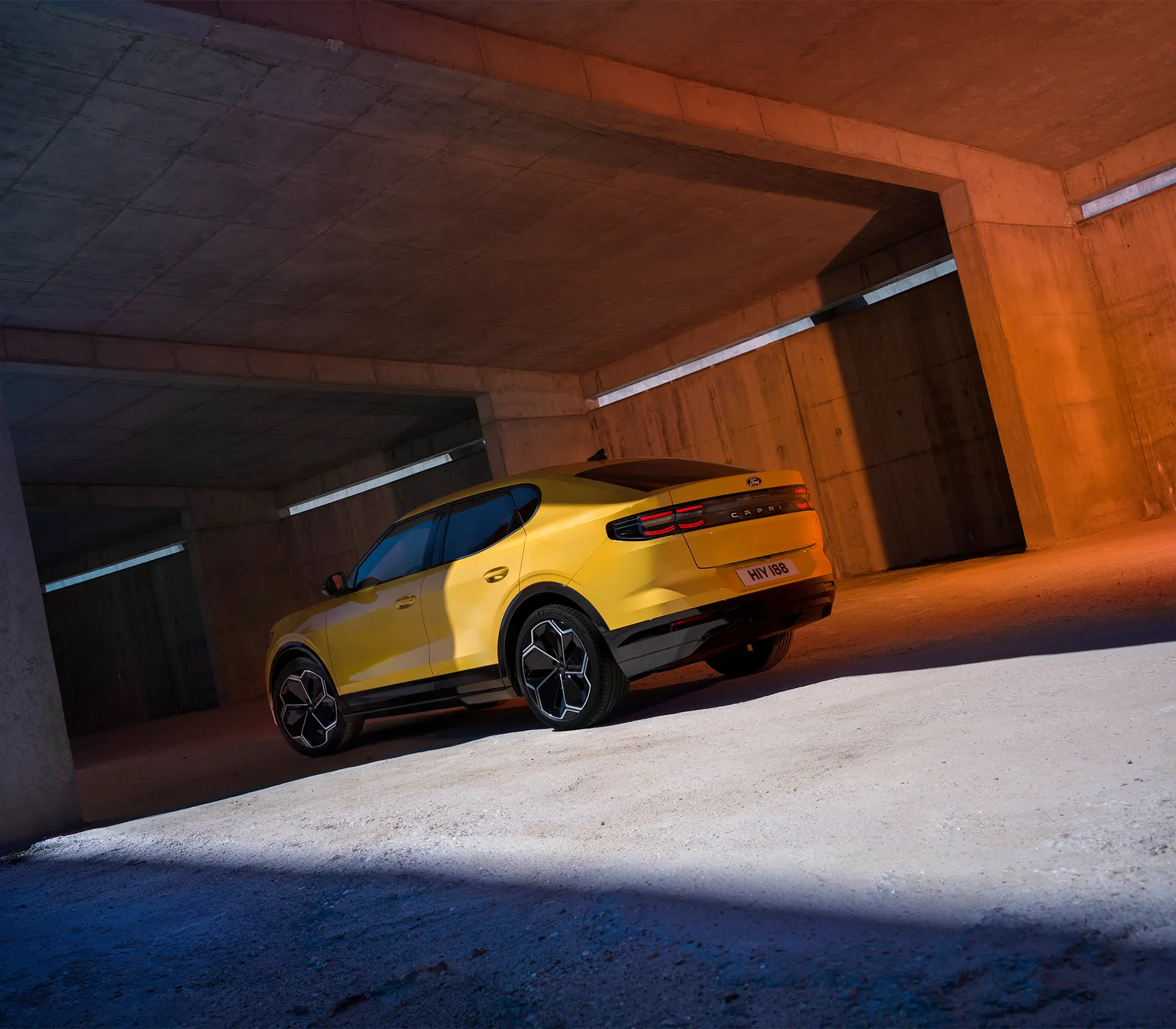 Seitenansicht vom gelben Capri in einer Garage
