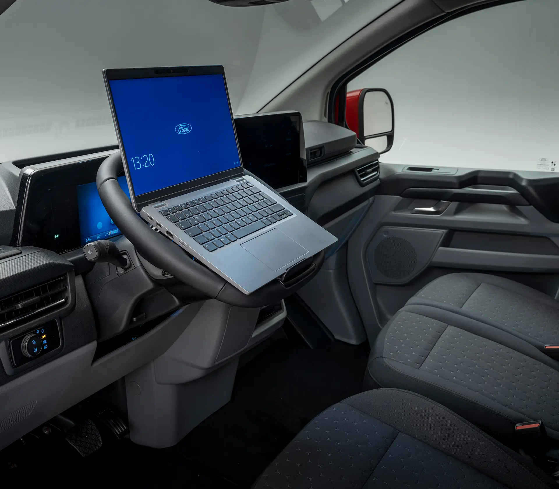Laptop auf dem Lenkrad des Transit-Custom als umgewandeltes Büro