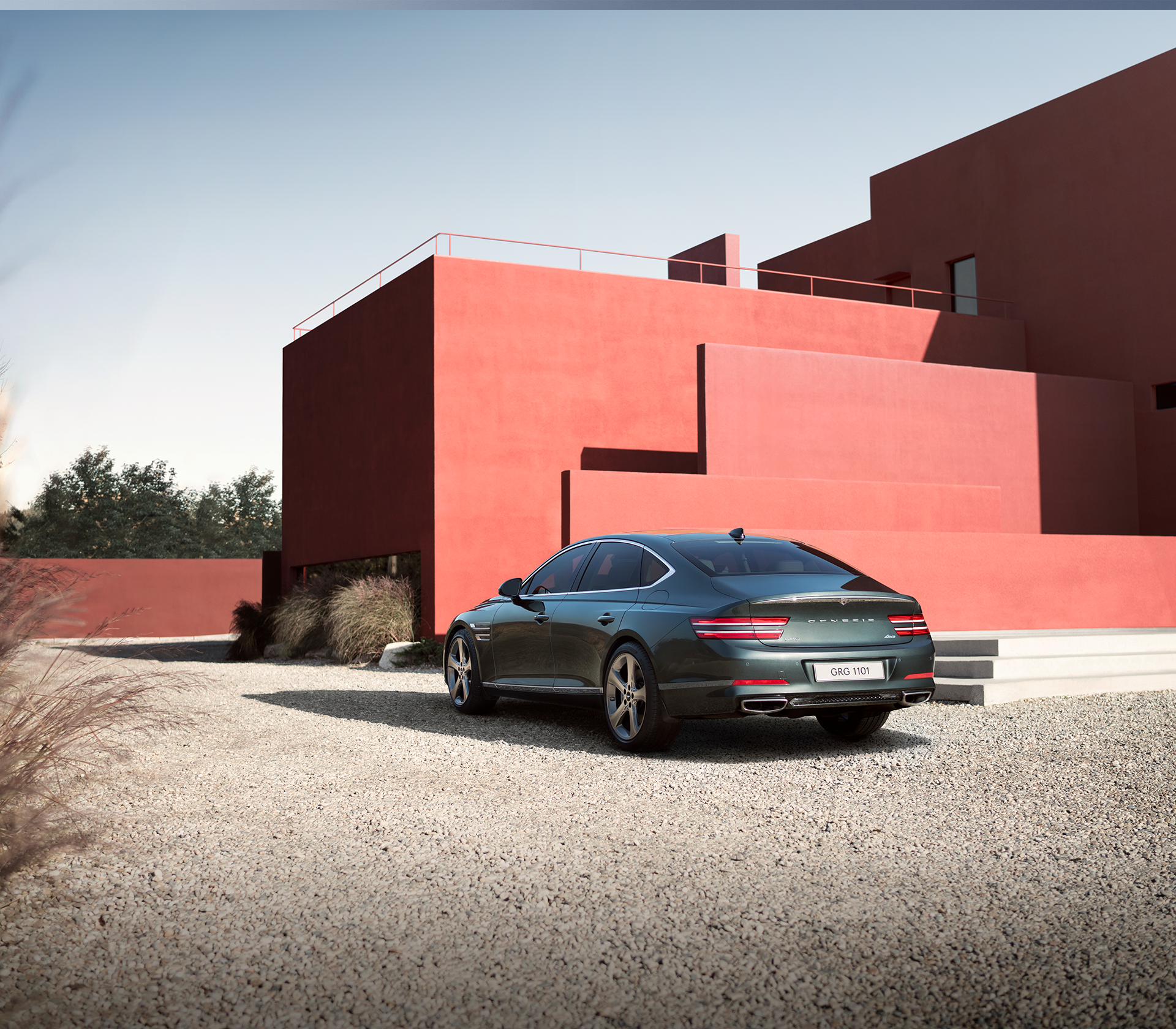 Genesis GV 80 steht vor einem modernen Gebäude im Hintergrund