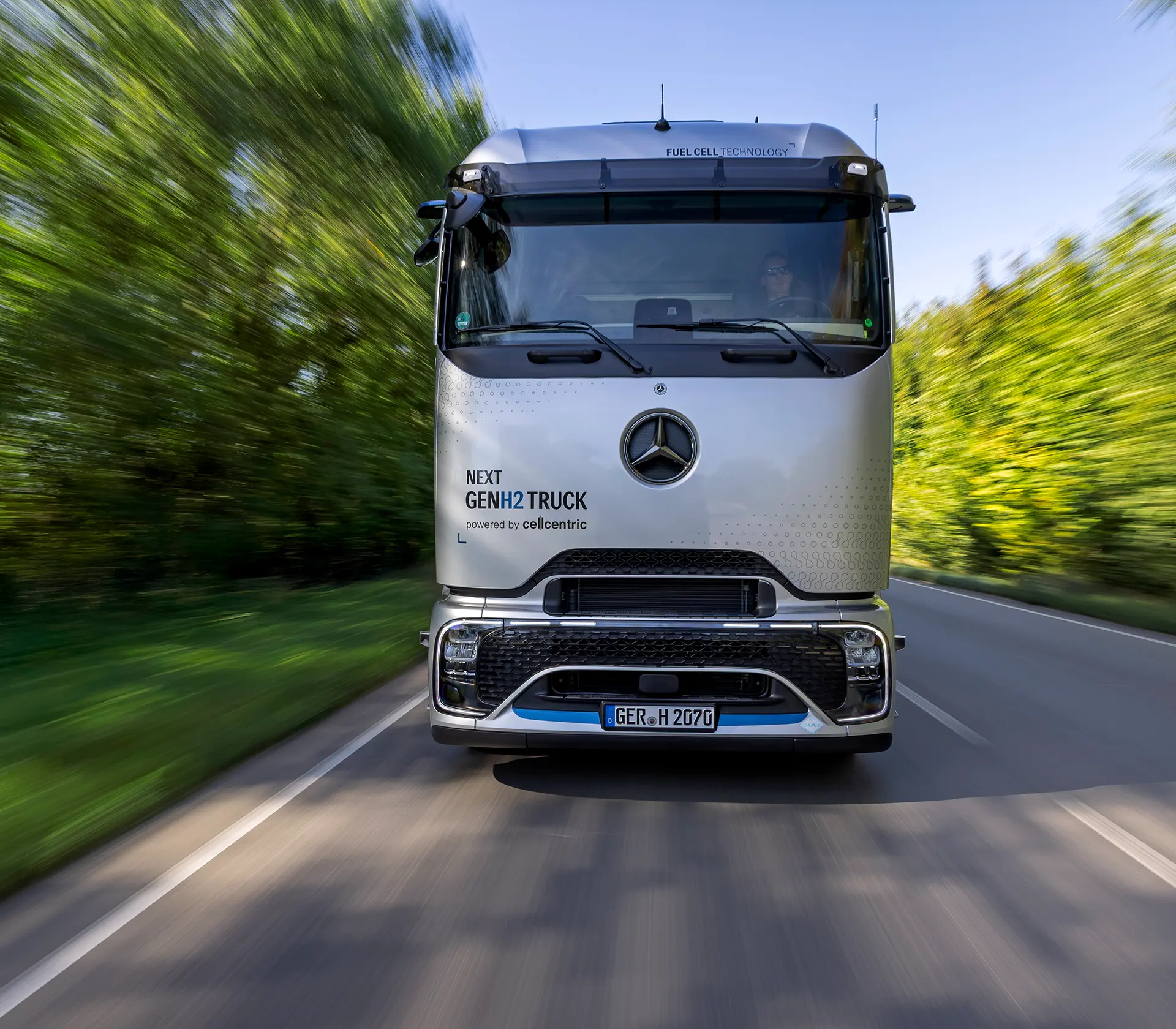 die Frontansicht auf den NextGenH2 Truck, welcher auf der Autobahn fährt