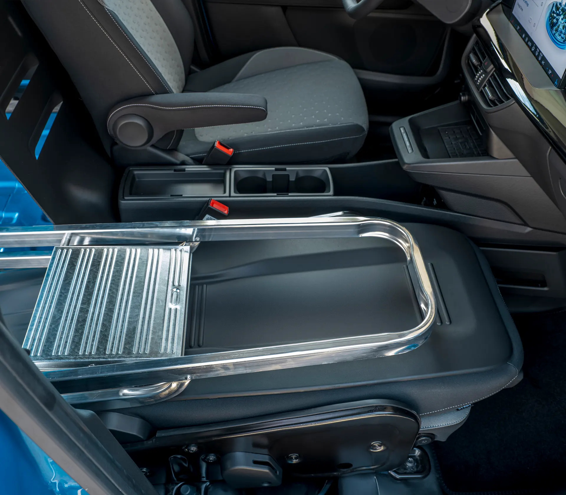 umgeklappter Vordersitz im E-Transit Courier, sodass die Leiter mehr Platz hat